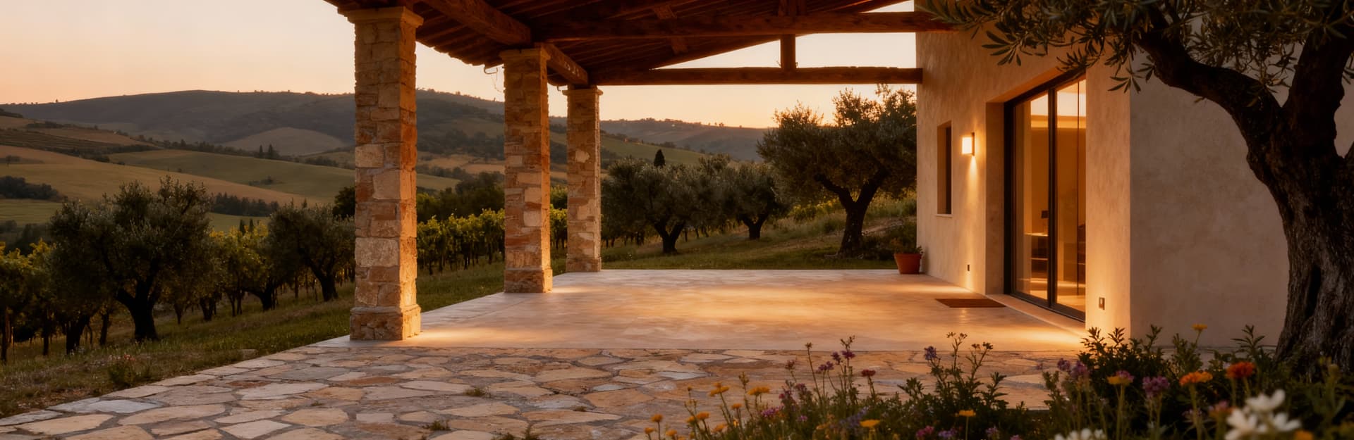 Rustico ristrutturato con travi a vista tra i vigneti della Franciacorta, circondato da uliveti e fiori selvatici.