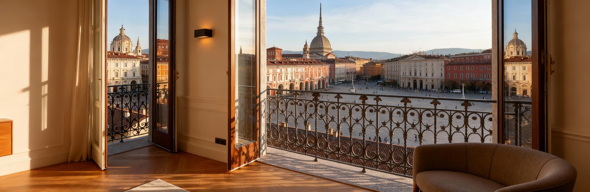 Attico a Torino con vista su palazzi storici in stile barocco, interni eleganti illuminati da un cielo sereno.