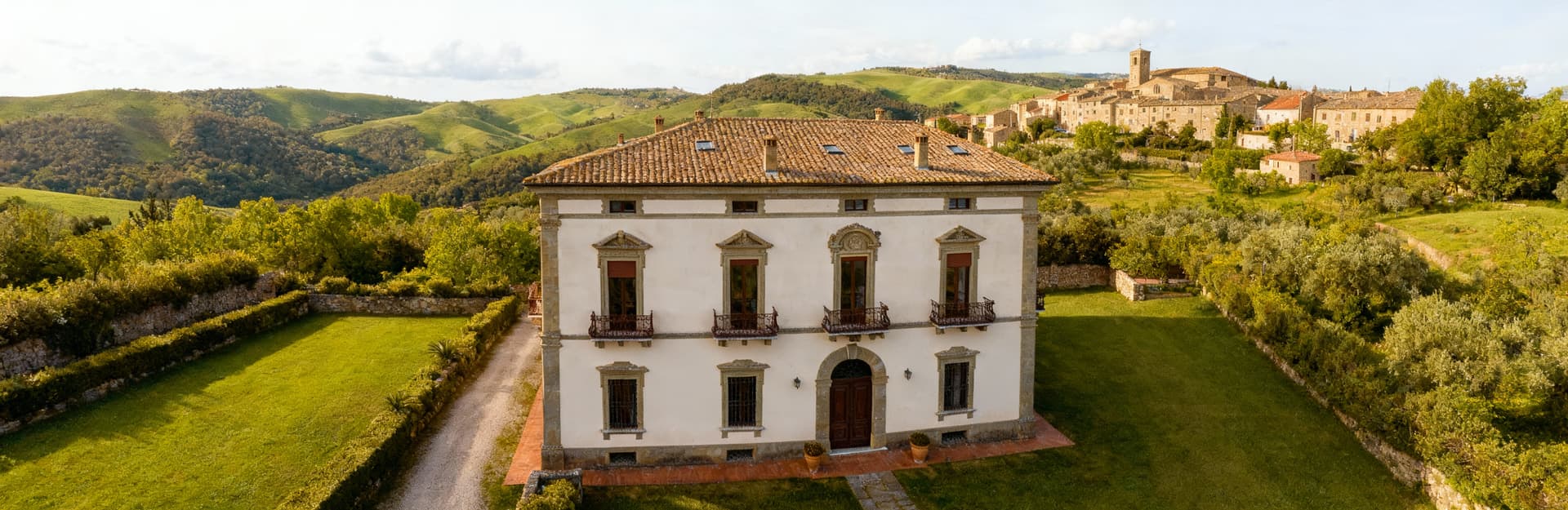 Hotels for sale in Grosseto, Tuscany, showcasing stunning landscapes, historic architecture, and a vibrant cultural heritage.
