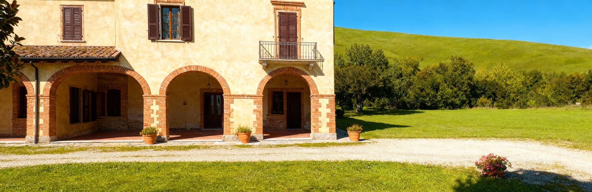 Luxury villas for sale in the Piacenza countryside, featuring expansive private gardens and picturesque landscapes.