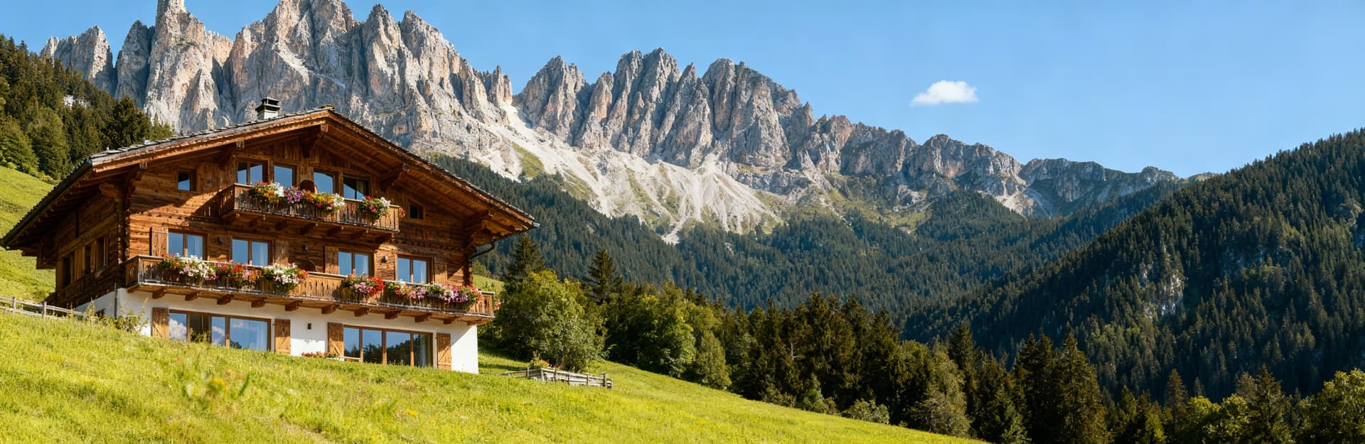 Chalet di lusso in legno naturale a Trento, circondato dalle Dolomiti, con finestre panoramiche e balconi fioriti.