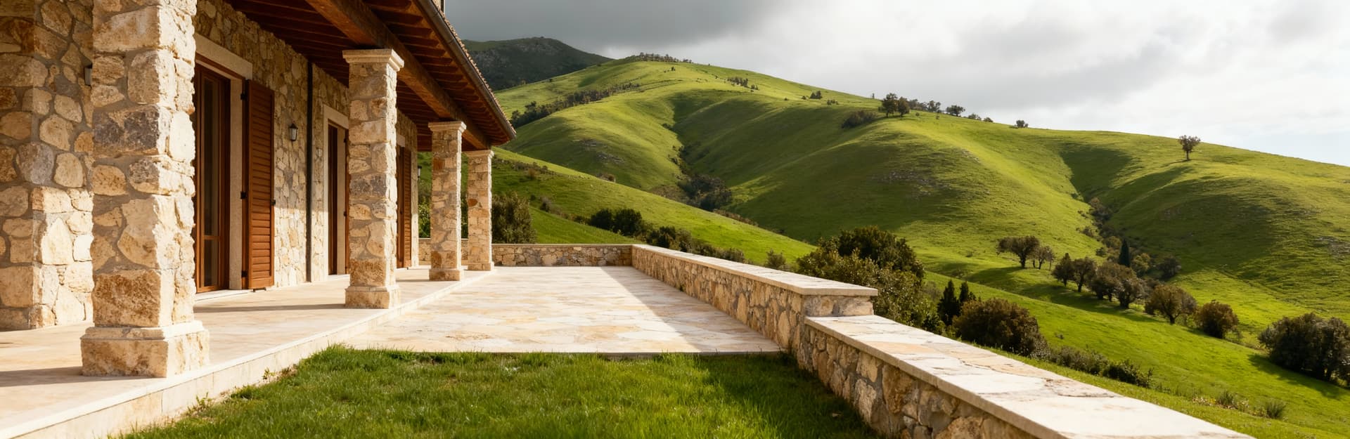 Luxury villas for sale in the mountainous region of Como, featuring stunning lake views and lush green surroundings.