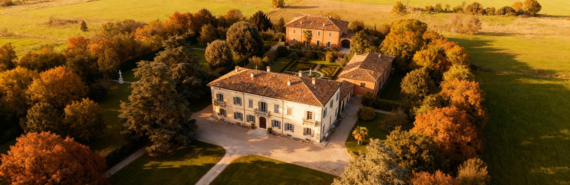 Charming rustic villas for sale in the serene countryside of Modena, Emilia Romagna, surrounded by lush landscapes and vineyards.