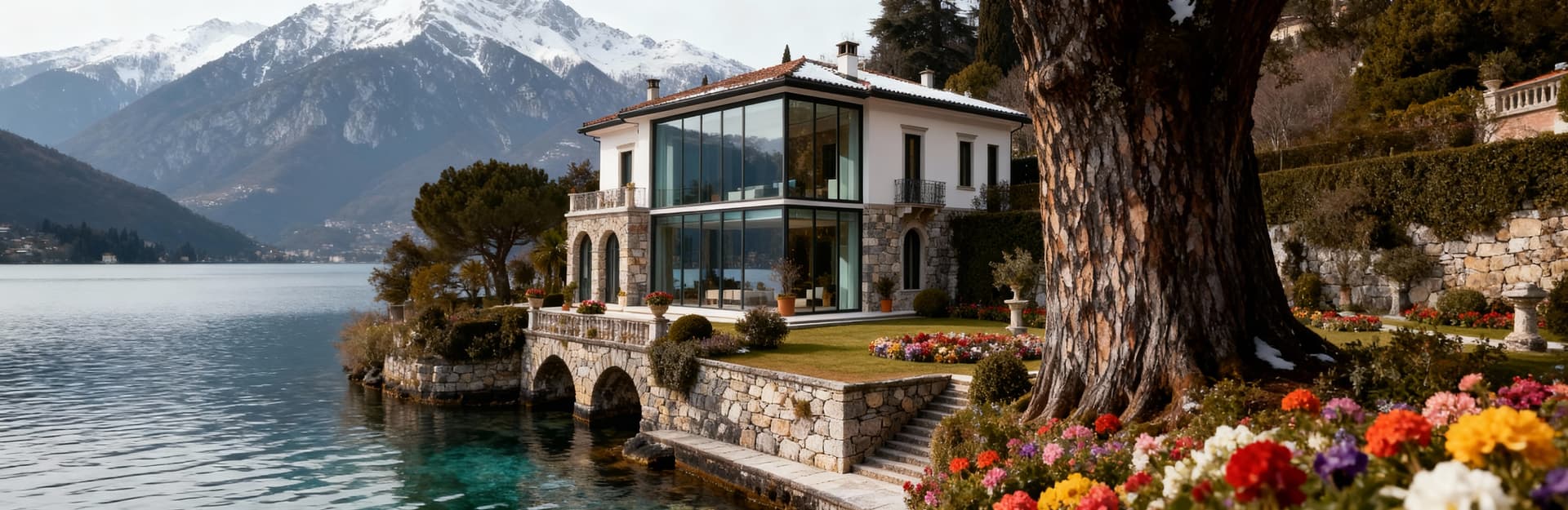 Elegantissima villa con vista sul Lago Maggiore, immersa in un curato giardino fiorito e circondata da maestose montagne.