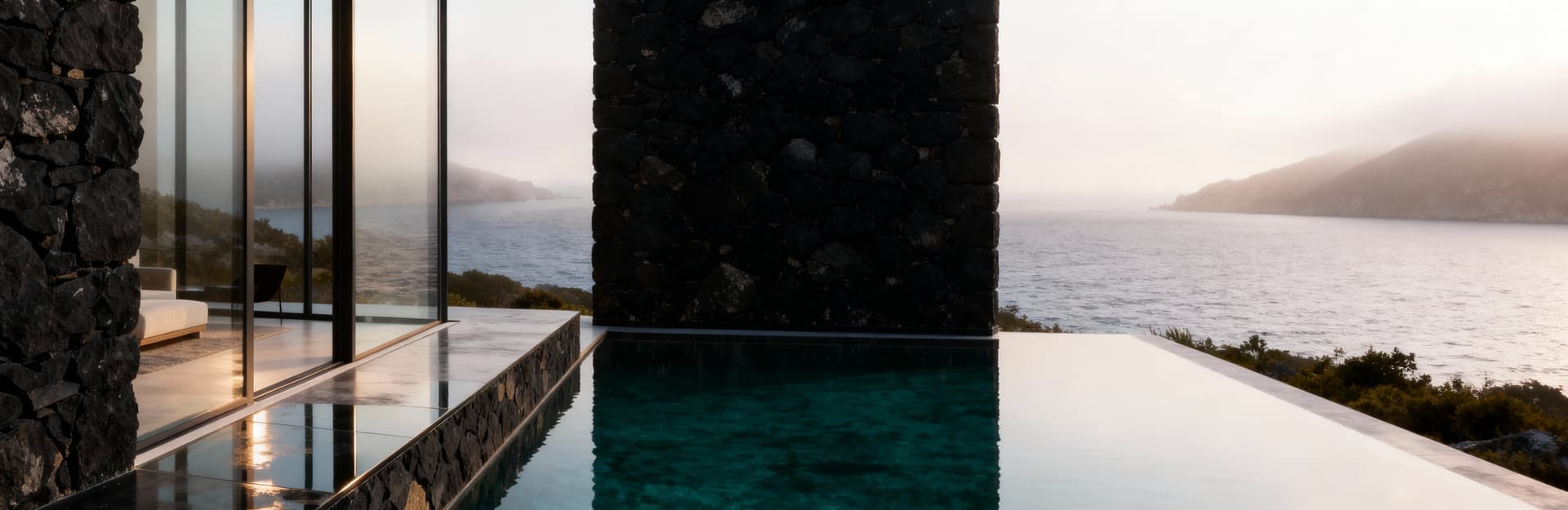 Attico moderno a Porto Cervo con vista mozzafiato sul mare, avvolto in leggera nebbia mattutina. Lusso contemporaneo.