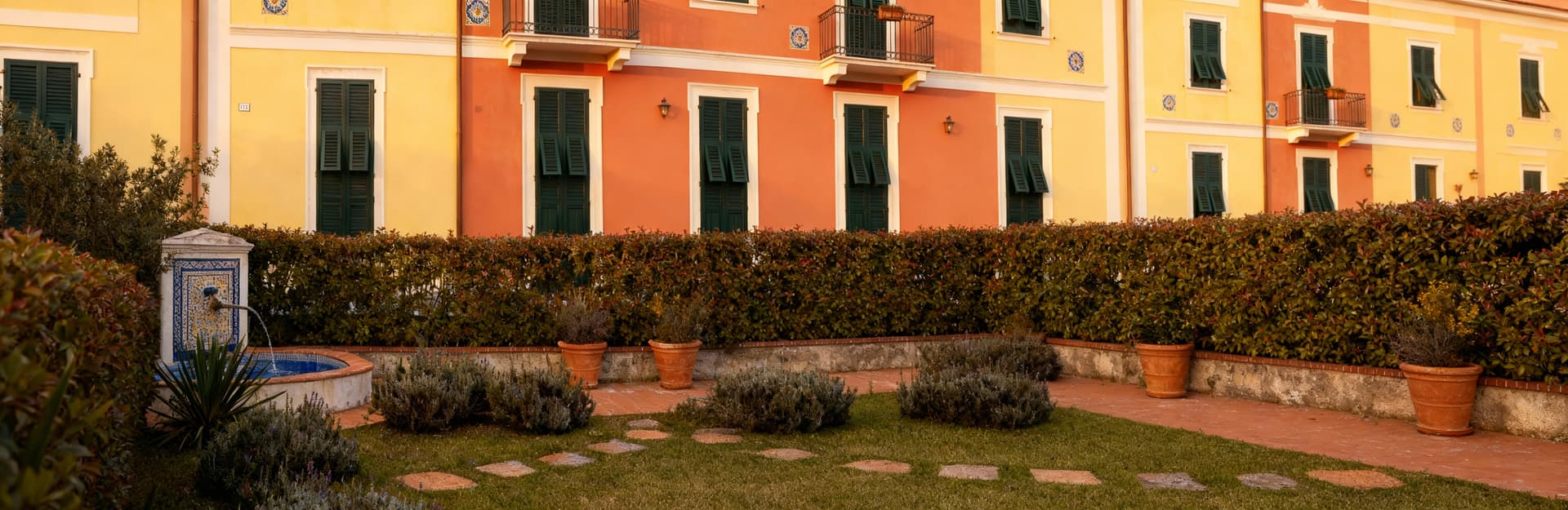 Viareggine in vendita in Toscana, facciate colorate, giardini curati e dettagli in ceramica, luce invernale morbida.