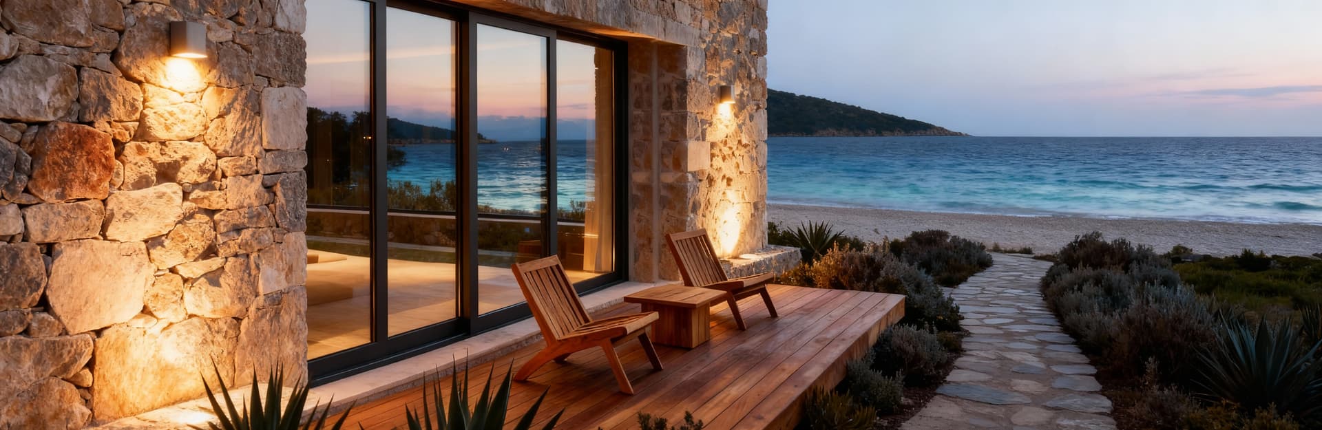 Alberghi in vendita all'Isola d'Elba: villa affacciata sul mare con vista cristallina, circondata da vegetazione mediterranea.