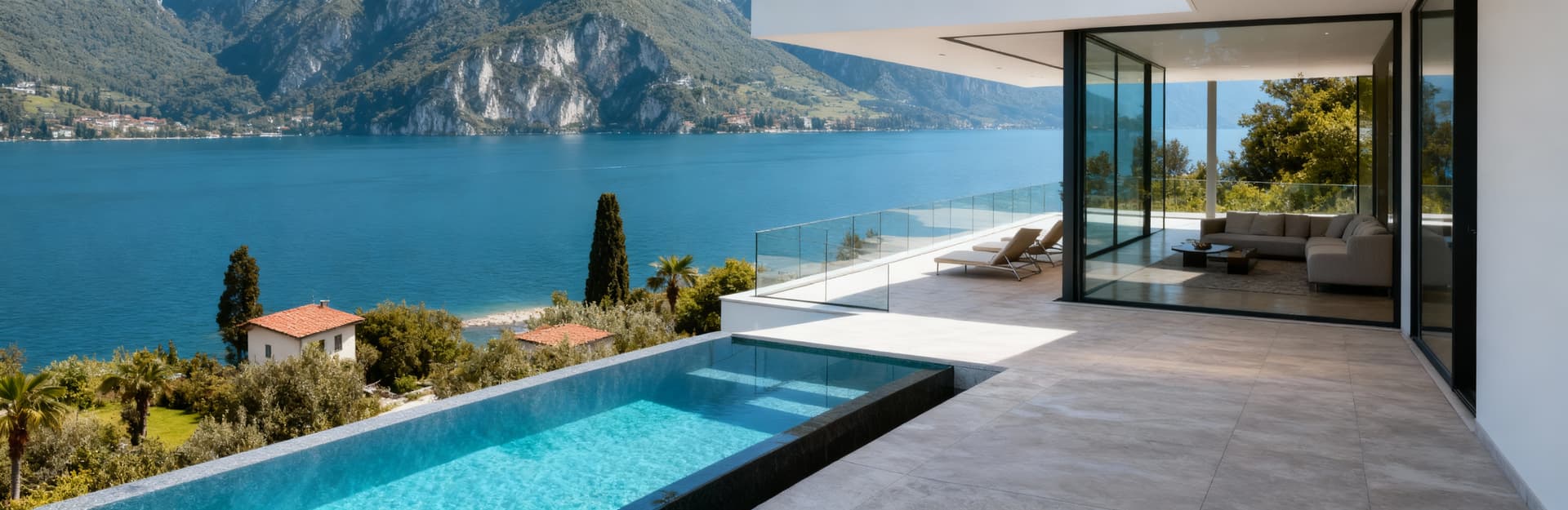 Attico moderno con terrazze ampie e vista sul Lago di Garda, architettura contemporanea che si integra nel paesaggio naturale.