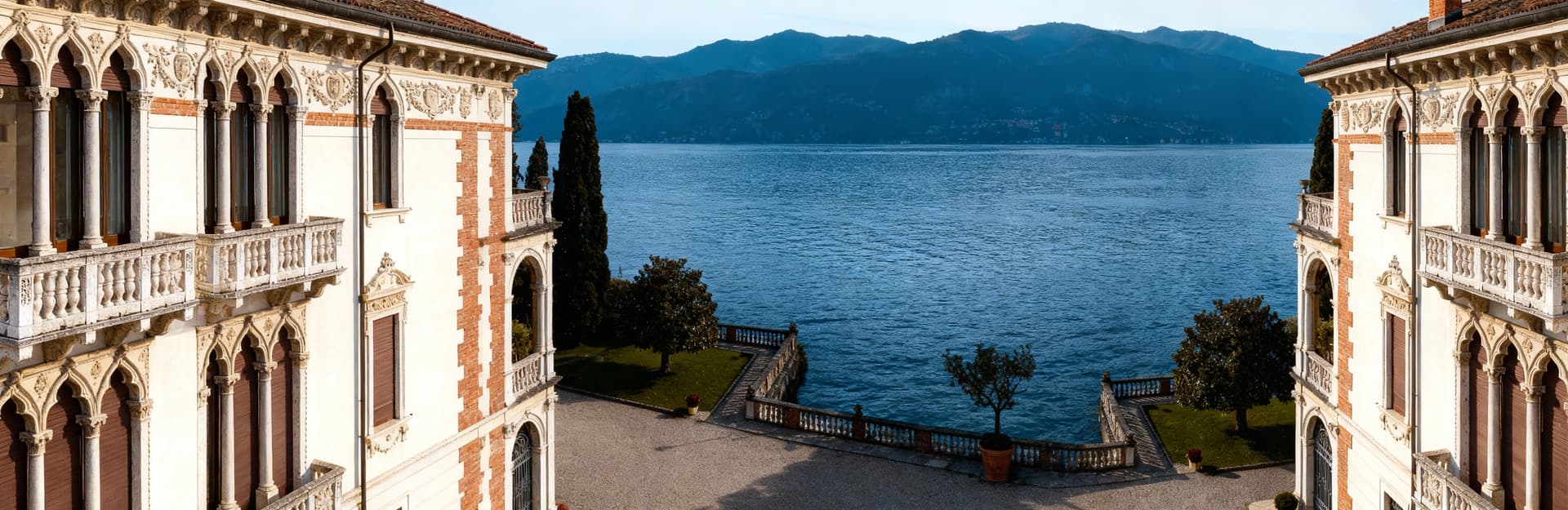 Palazzo storico sul Lago di Garda, con dettagli architettonici raffinati e vista panoramica sul lago blu.