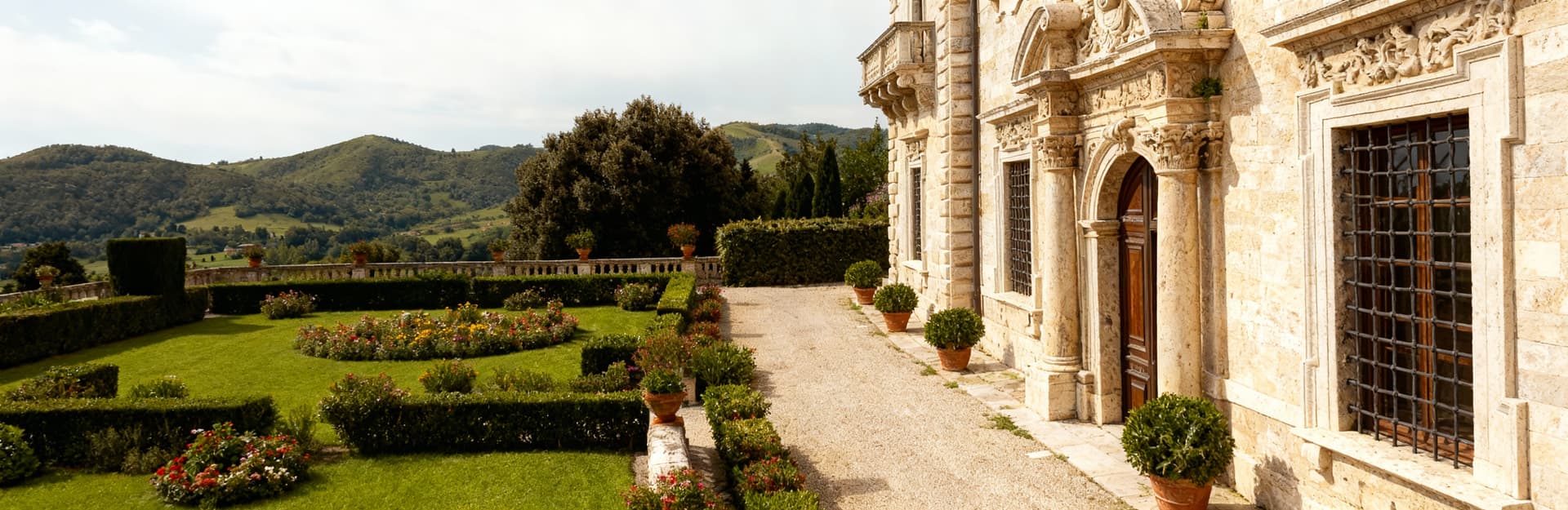 Elegante palazzo storico nel centro di Ascoli Piceno, con giardino curato e colline marchigiane sullo sfondo. Arquitettonica barocca.