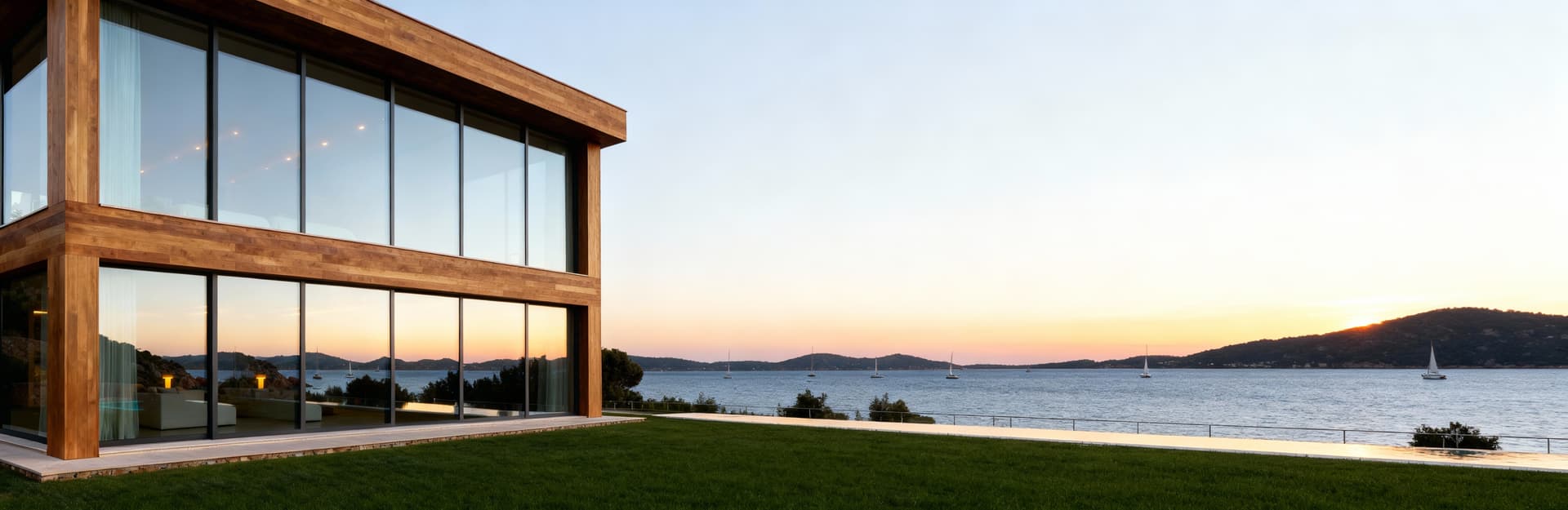 Villa moderna a Porto Cervo con ampie vetrate, cielo sereno e dettagli in legno e pietra, lusso urbano e eleganza.