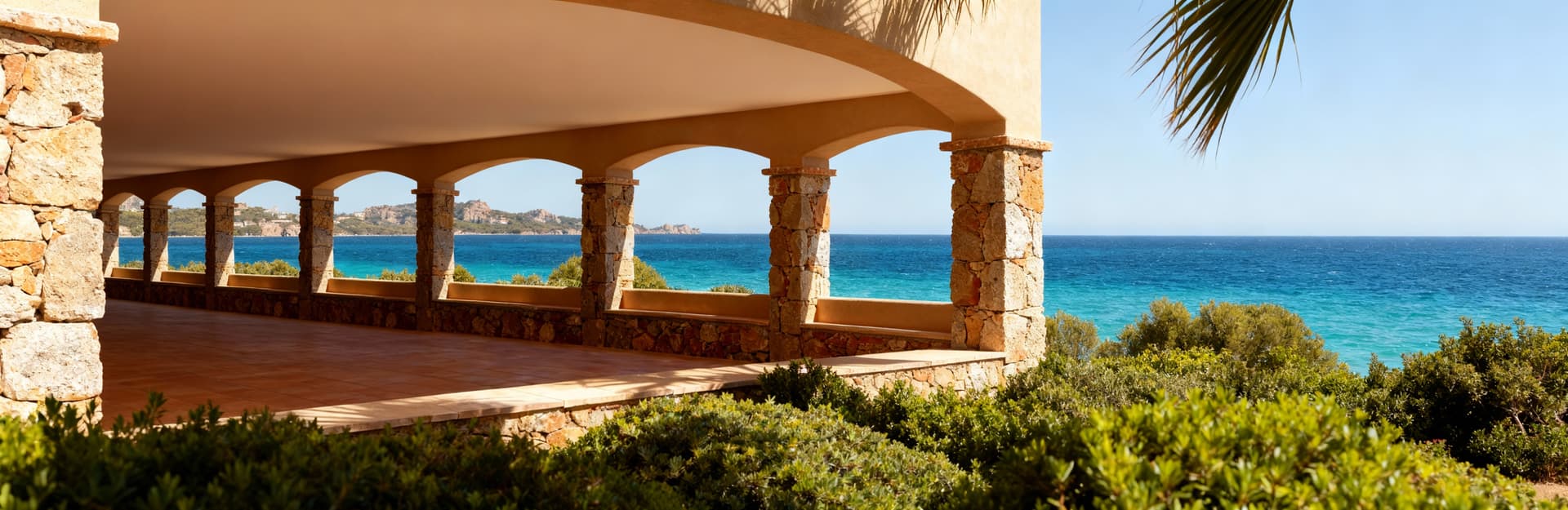 Porzioni di casa in vendita a Porto Cervo, eleganti finiture e vista panoramica sul mare, architettura armoniosa con la natura.