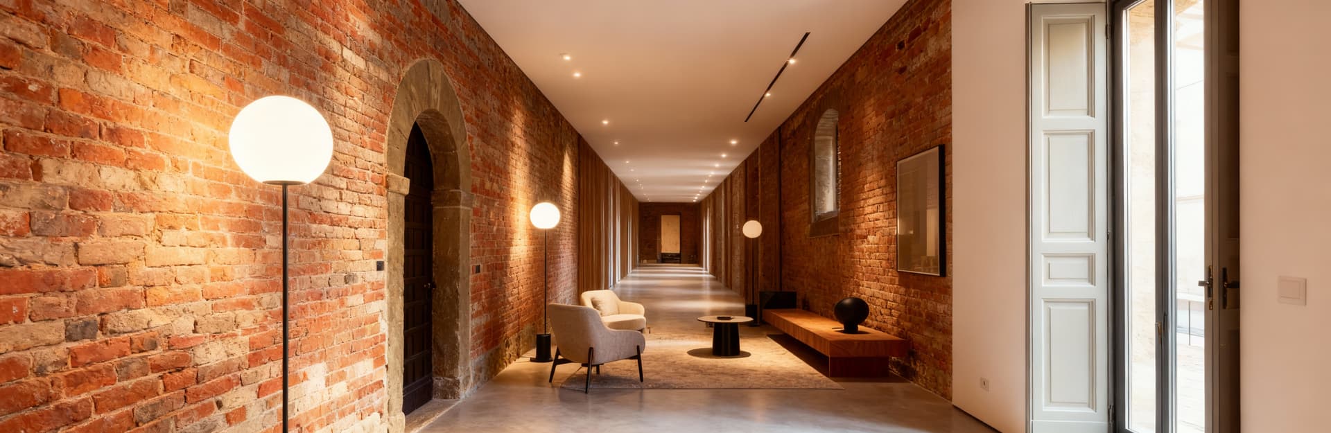 Loft open space in vendita a Firenze, luminoso con pareti in mattoni e arredi minimalisti, design contemporaneo.