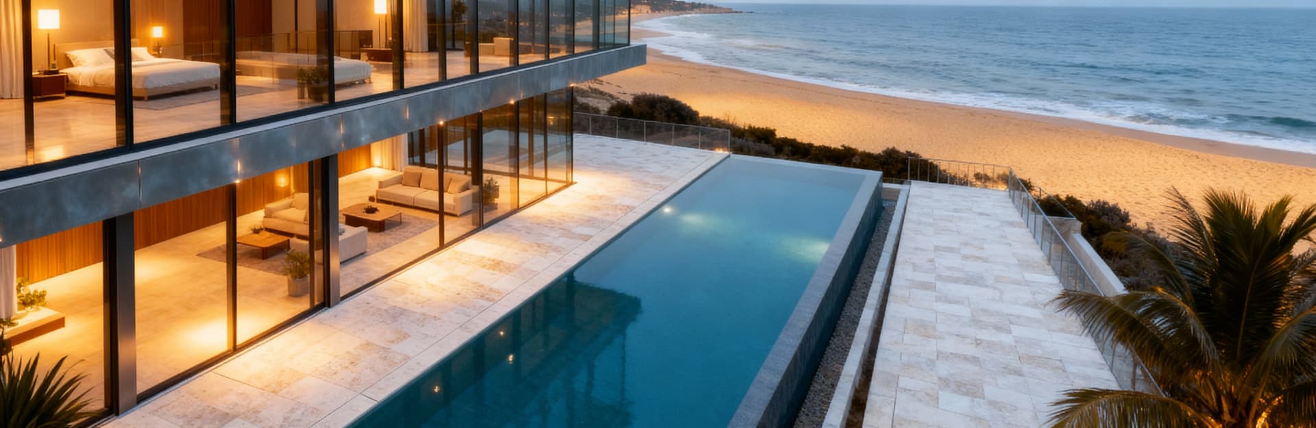 Immobile di lusso a Fermo, vista su spiagge dorate, moderna facciata in vetro e acciaio, piscina panoramica e pavimentazione chiara.