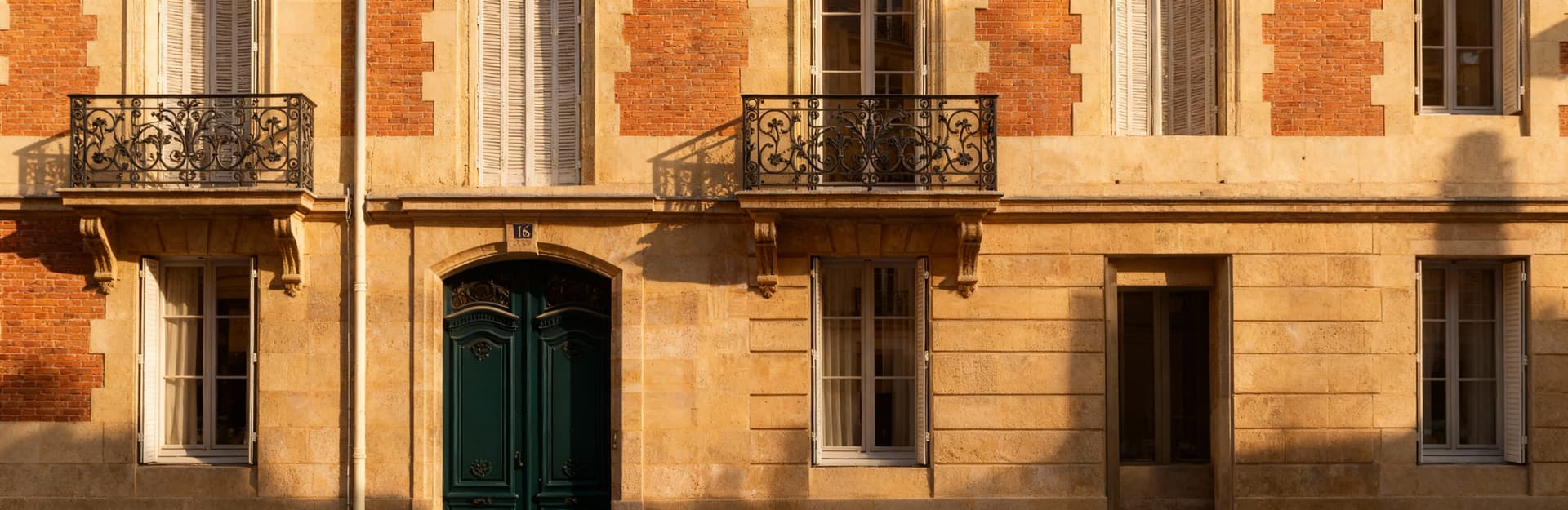 Stylish apartments for sale in urban Île-de-France, ideal for those seeking to embrace city life in the French metropolis.