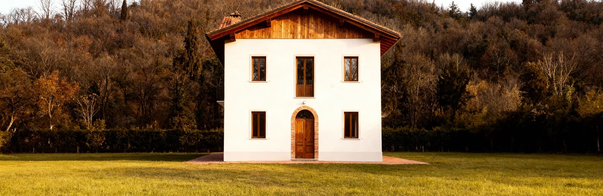 Independent homes for sale in the Umbrian countryside, ideal for those seeking privacy and nature immersion.