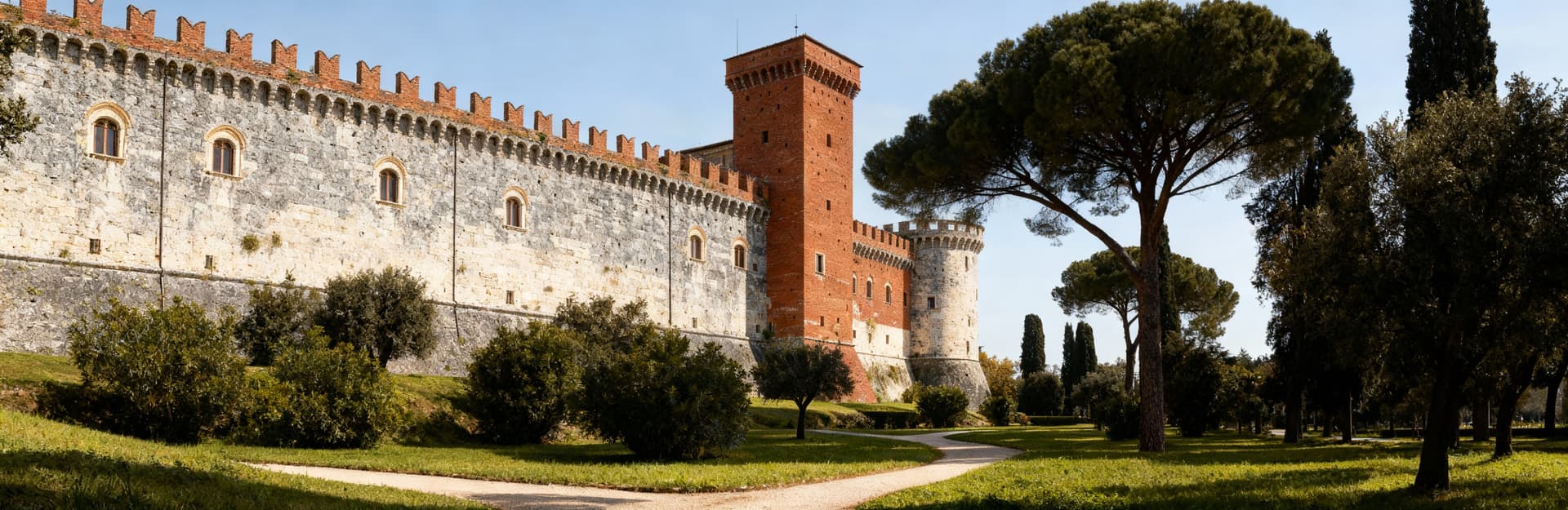 Historic villas for sale in Arezzo, set in the countryside, ideal for luxury residences or hospitality businesses.