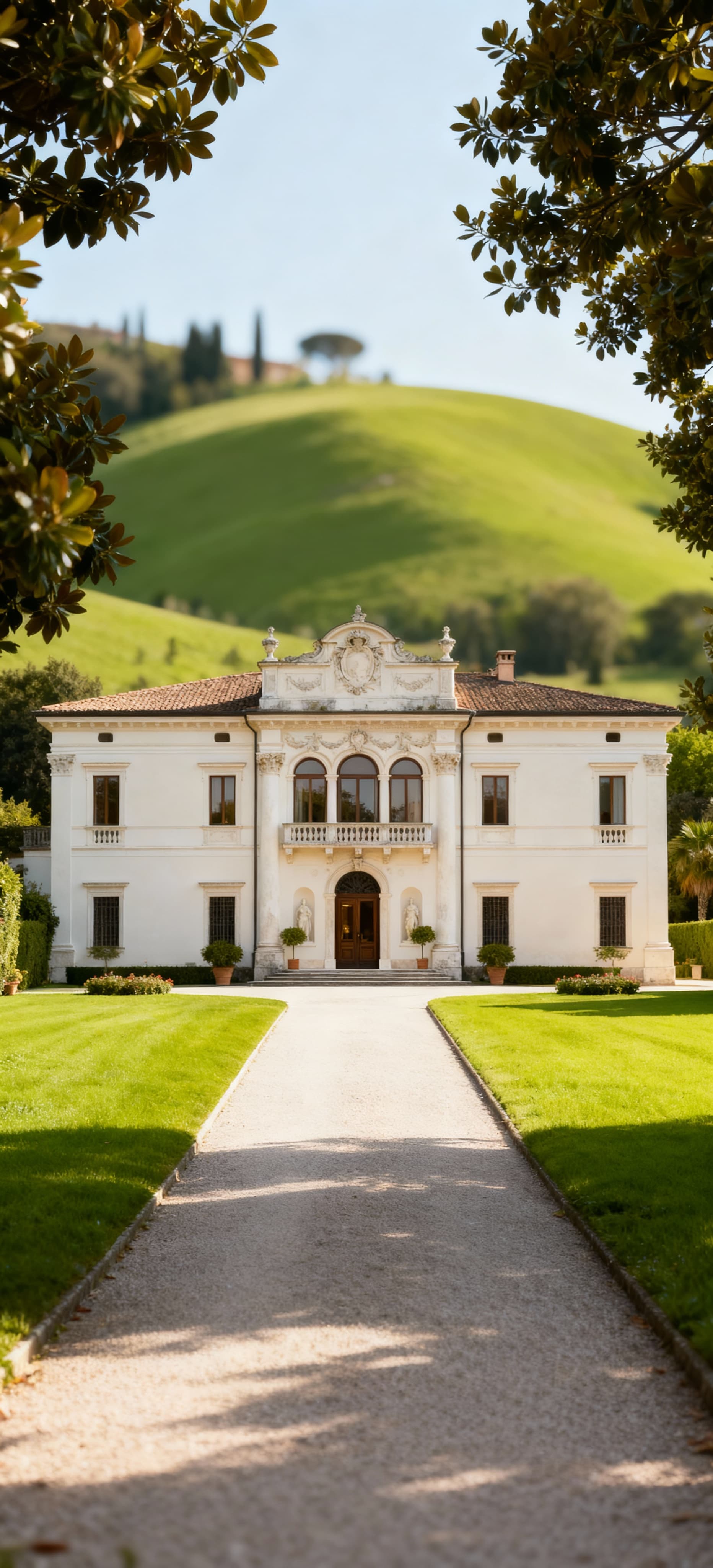 Vialetto che conduce all'ingresso di una dimora palladiana a Vicenza, circondata da giardini e colline verdi.