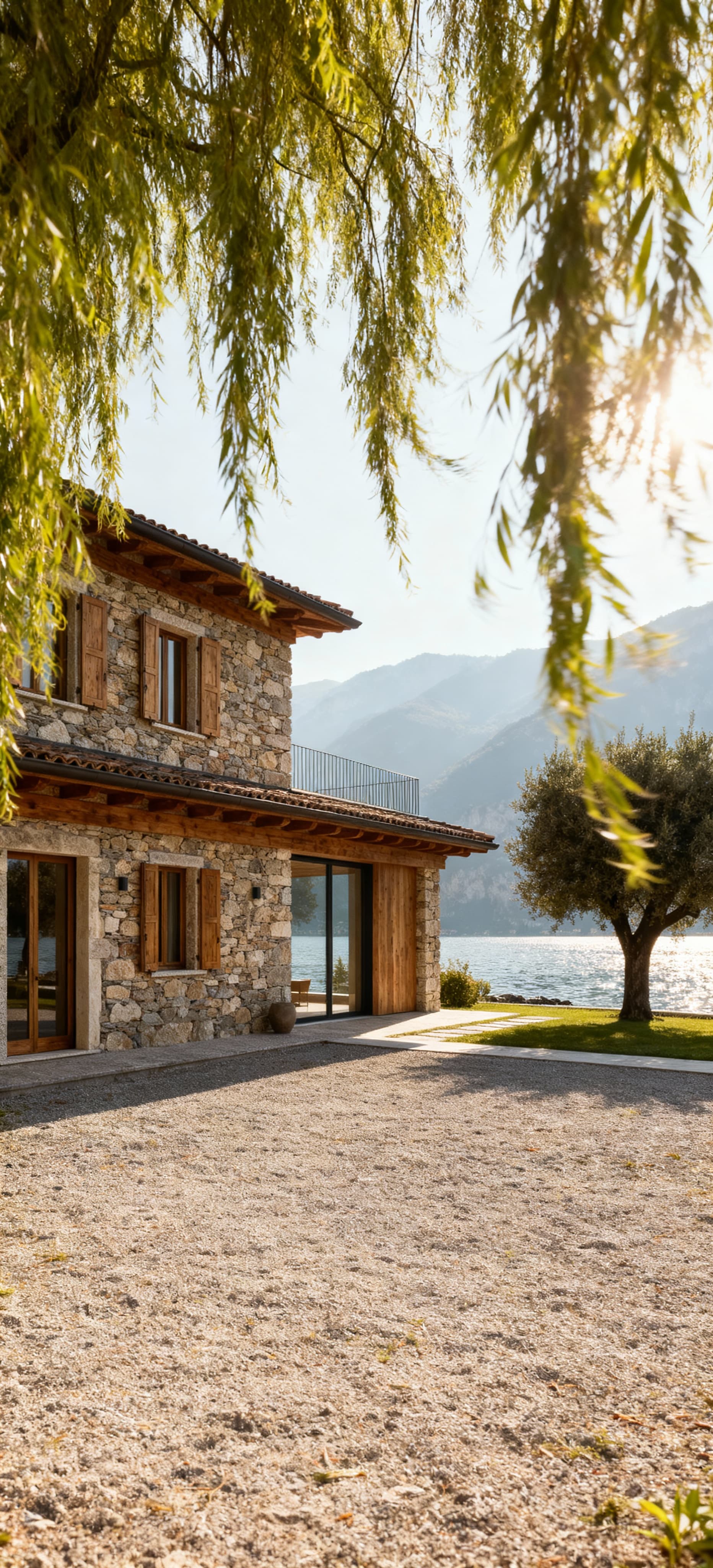 Villa di lusso sul Lago di Garda, con architettura tradizionale e moderna, circondata da un incantevole paesaggio.