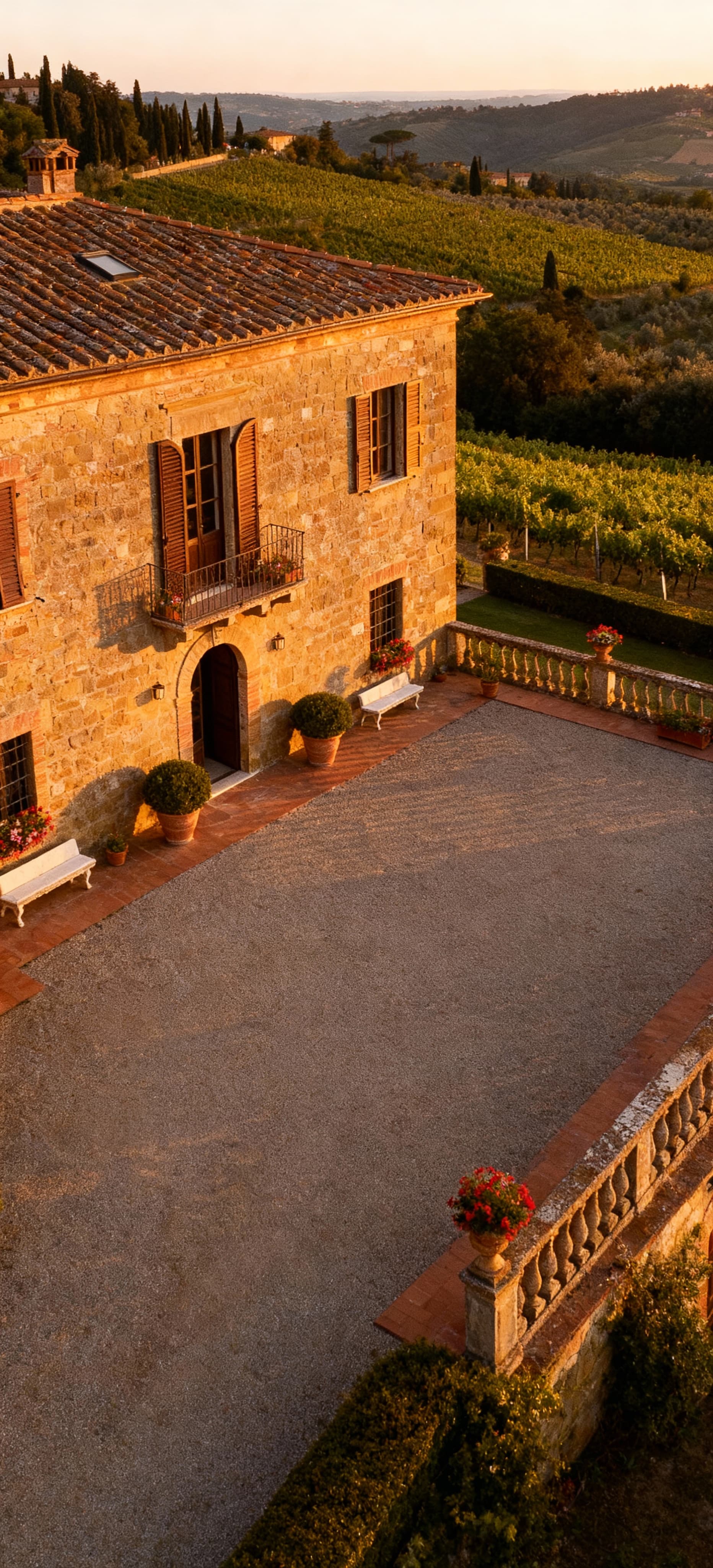 Villa storica in Toscana ad Arezzo, circondata da vigneti e colline, con architettura in pietra e giardini all’italiana.