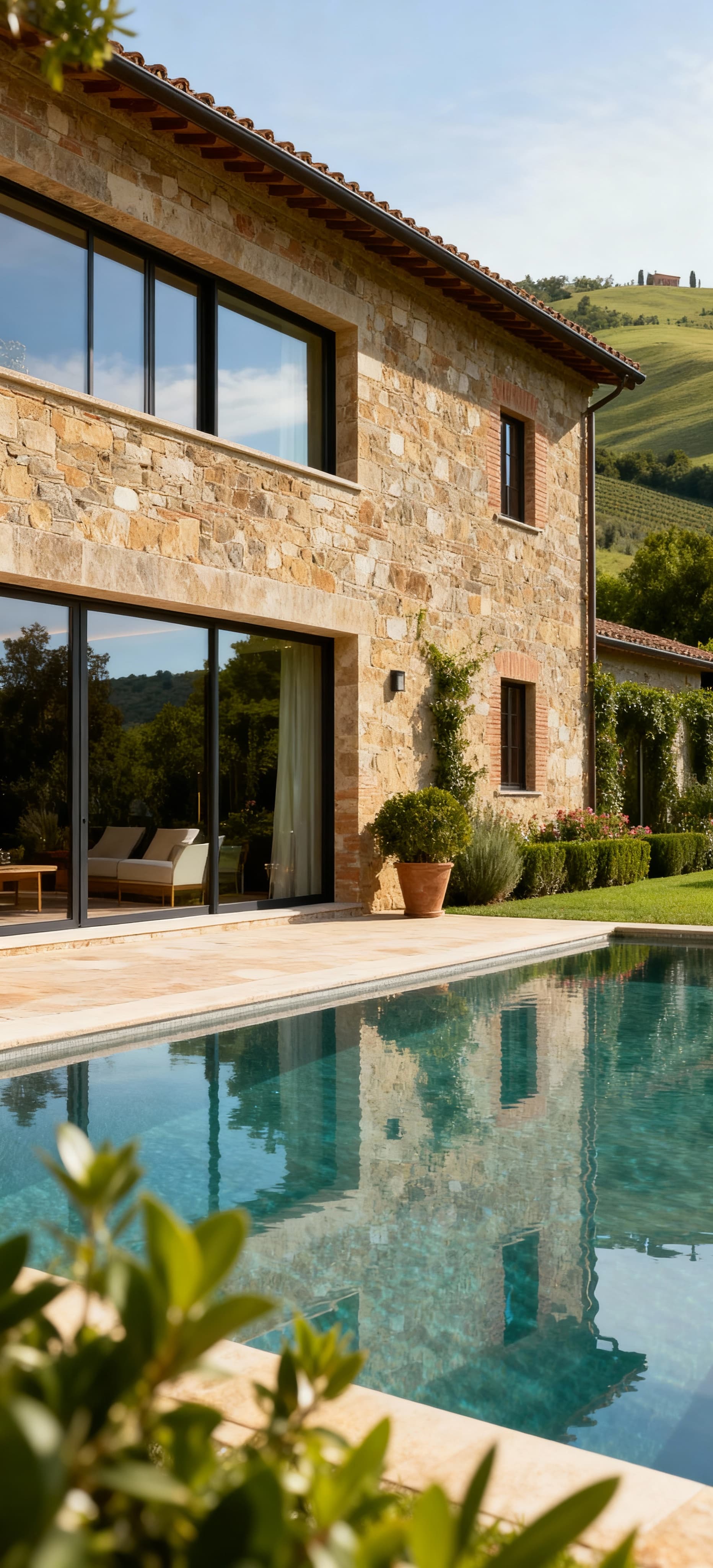 Elegante villa di lusso in Umbria, circondata da colline verdi e piscina nel giardino curato, con ampie vetrate panoramiche.