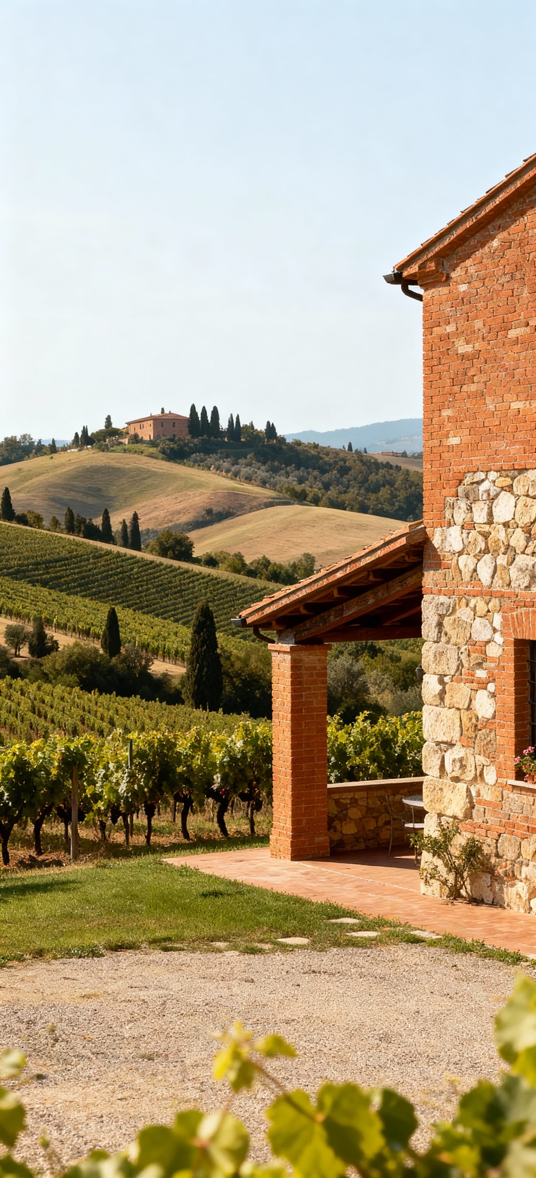 Rustico in vendita a Siena, con facciate in mattoni e dettagli in pietra, immerso tra colline e vigneti toscani.