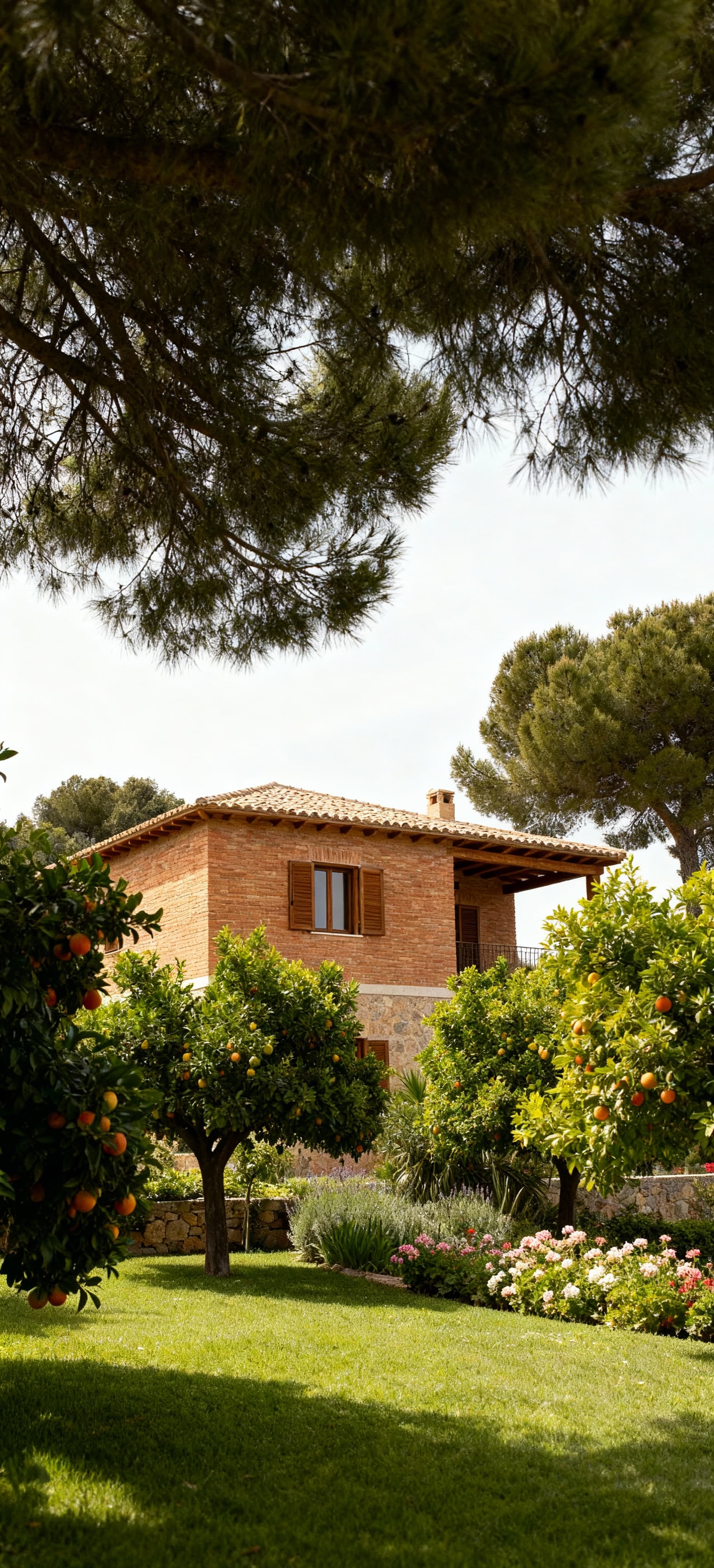 Ville in vendita a Sassari, immerse in colline verdi, con giardini fioriti e uno splendido cielo primaverile.