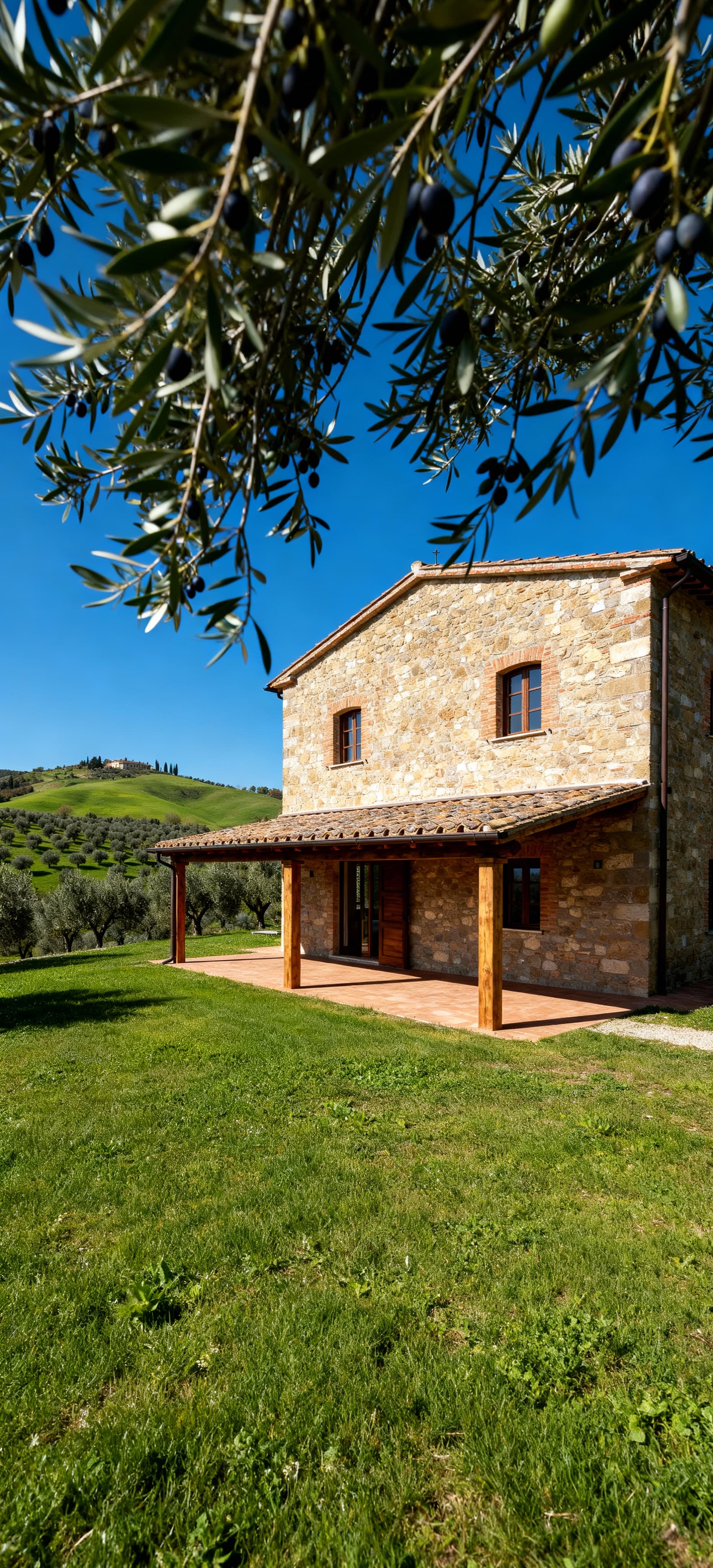 Casale in pietra immerso nel verde dell'Umbria, con uliveti e cielo sereno, rifugio ideale per il lusso rurale.