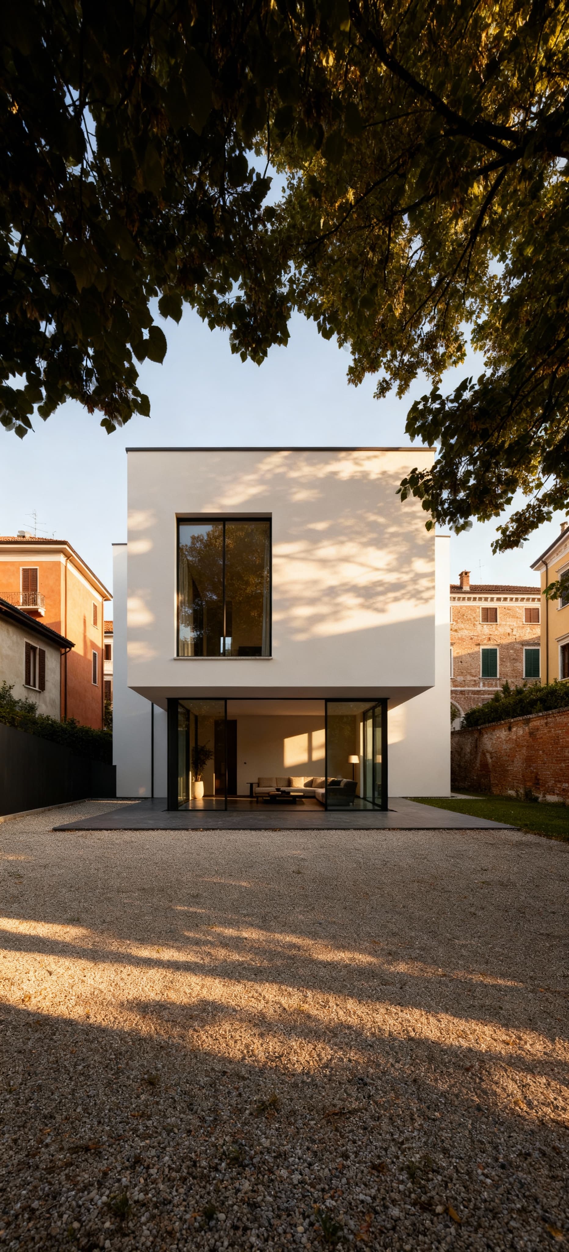 Ville moderne in vendita a Belluno, design elegante in intonaco chiaro e vetro, immersa nel contesto urbano storico.