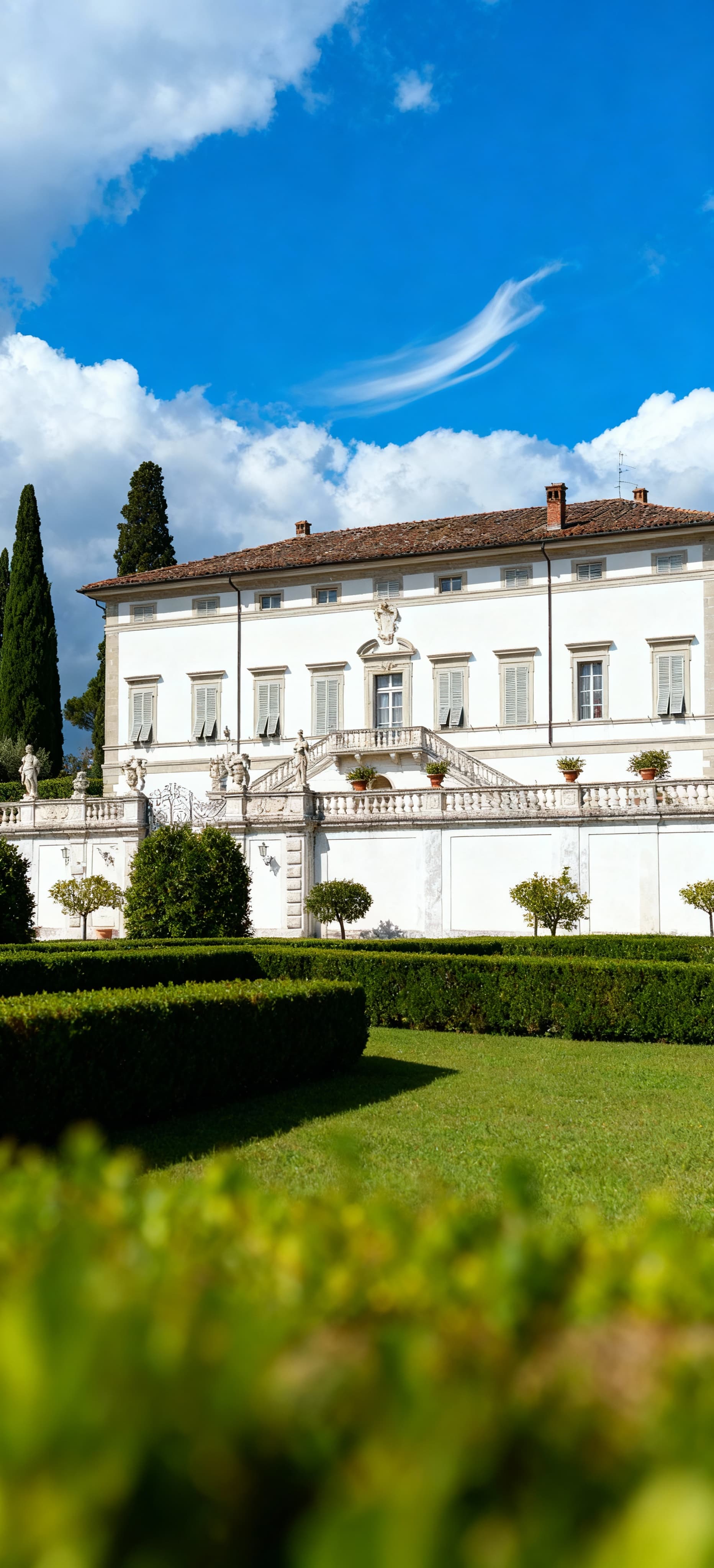 Charming villas for sale in Lucca, Tuscany, showcasing stunning architecture and breathtaking landscapes of rolling hills and vineyards.