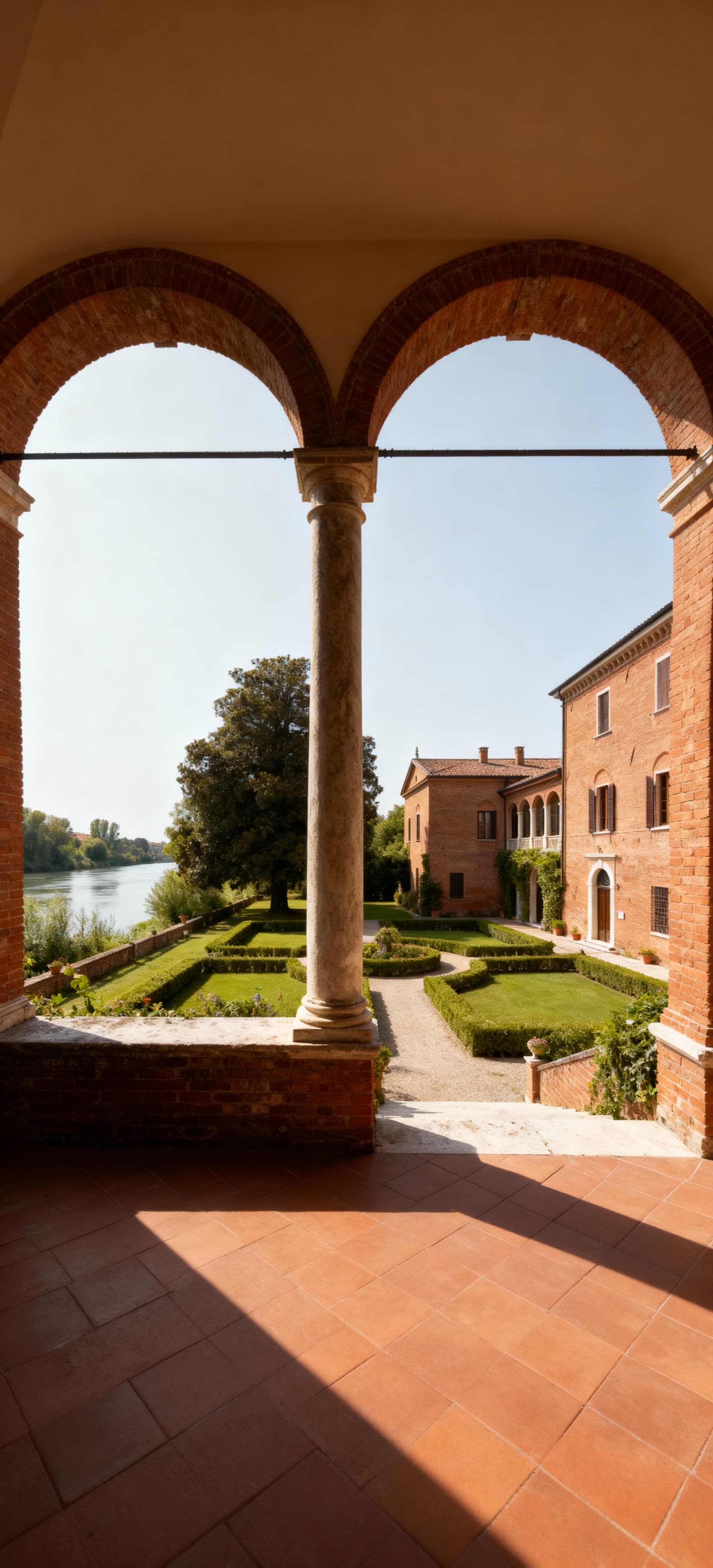 Villa storica di lusso a Ferrara, affacciata sul fiume Po, circondata da verde e con facciate in mattoni. Atmosfera esclusiva.