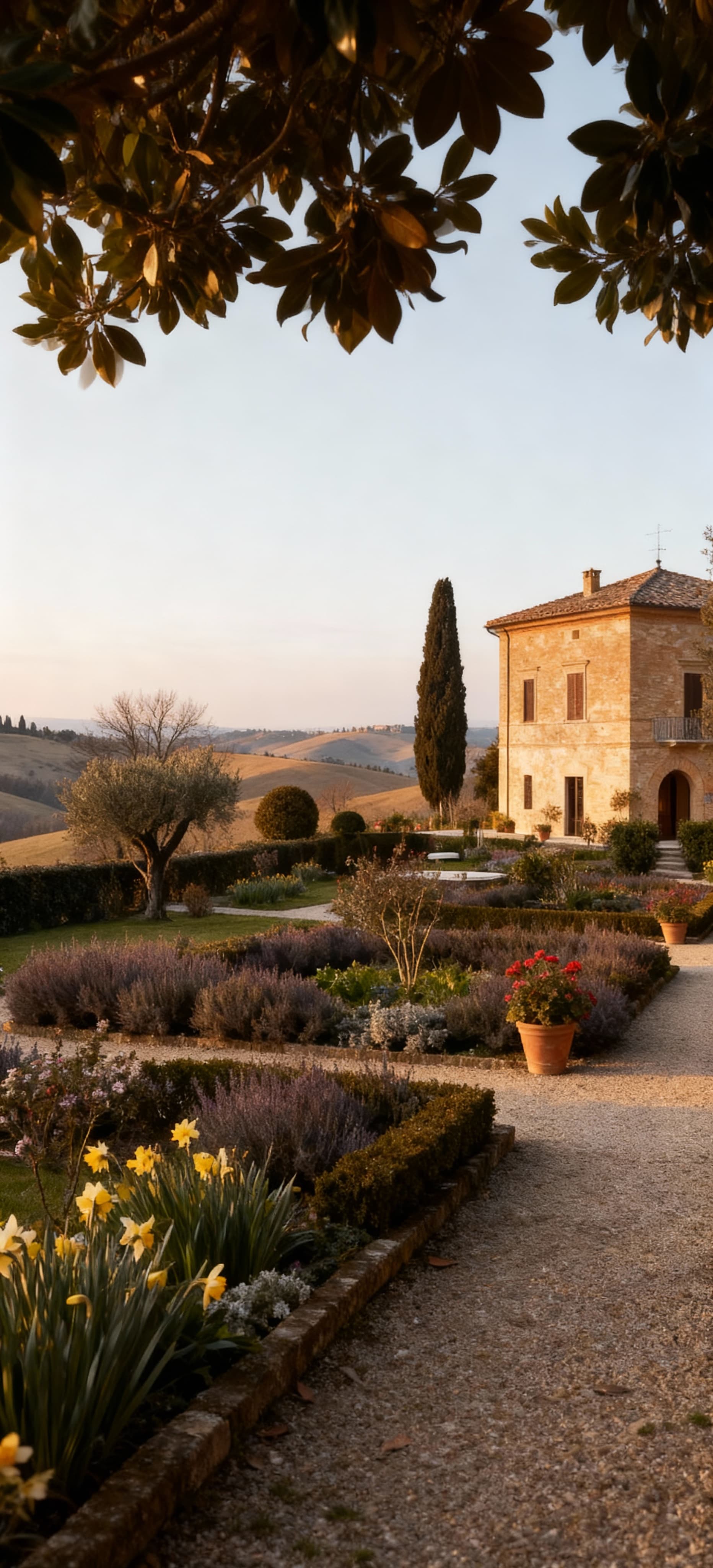 Immobili di prestigio in vendita a Macerata, dimora storica circondata da colline, giardino fiorito e luce invernale calda.