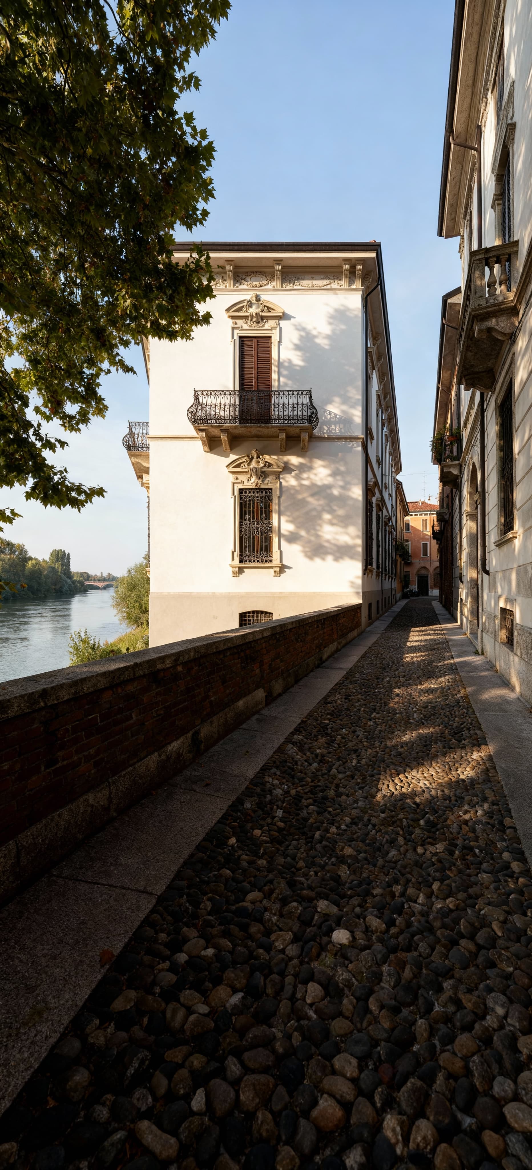 Elegante palazzo in intonaco chiaro nel centro storico di Pavia, tra strade acciottolate e il fiume Ticino.