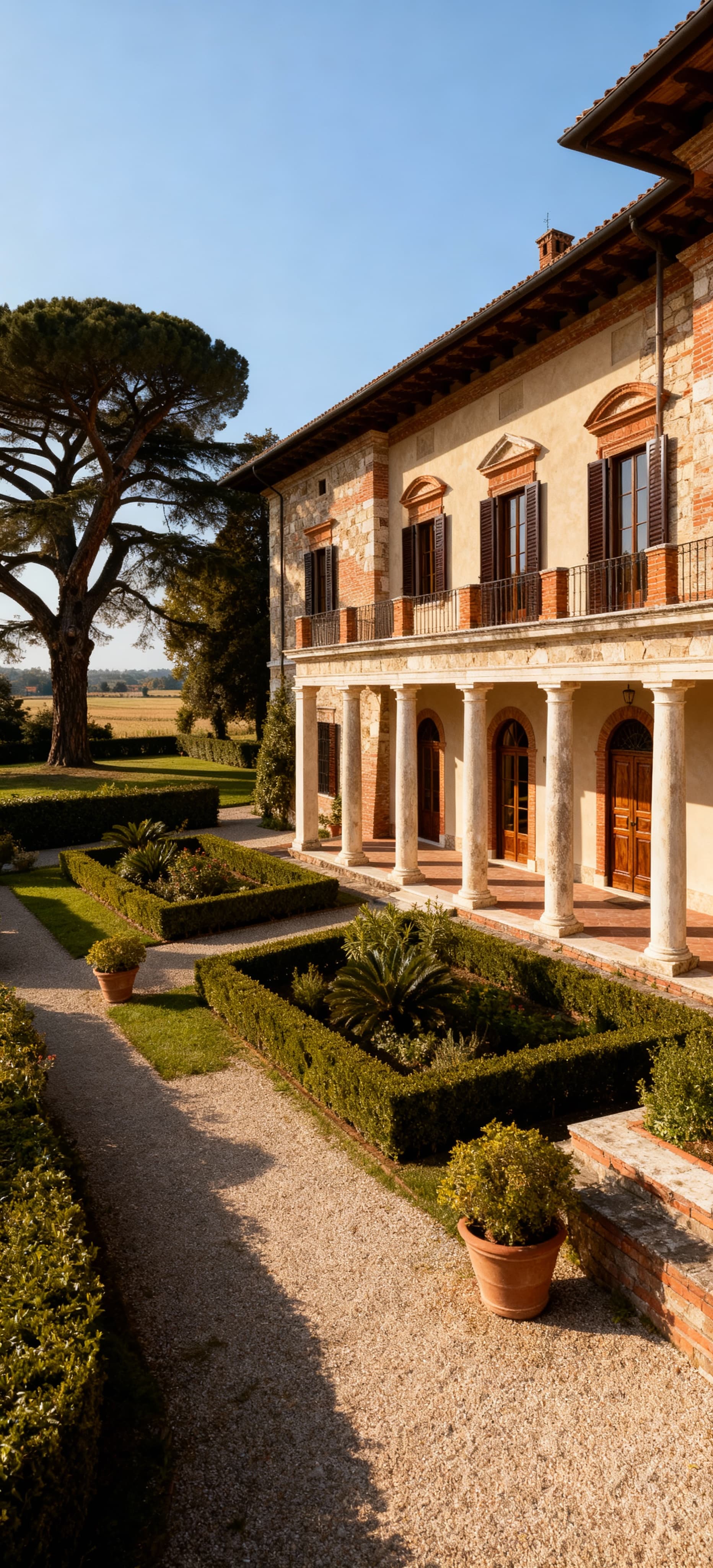 Villa rinascimentale a Ferrara, dettagli in cotto e legno, immersa in giardini curati e luce del mattino.