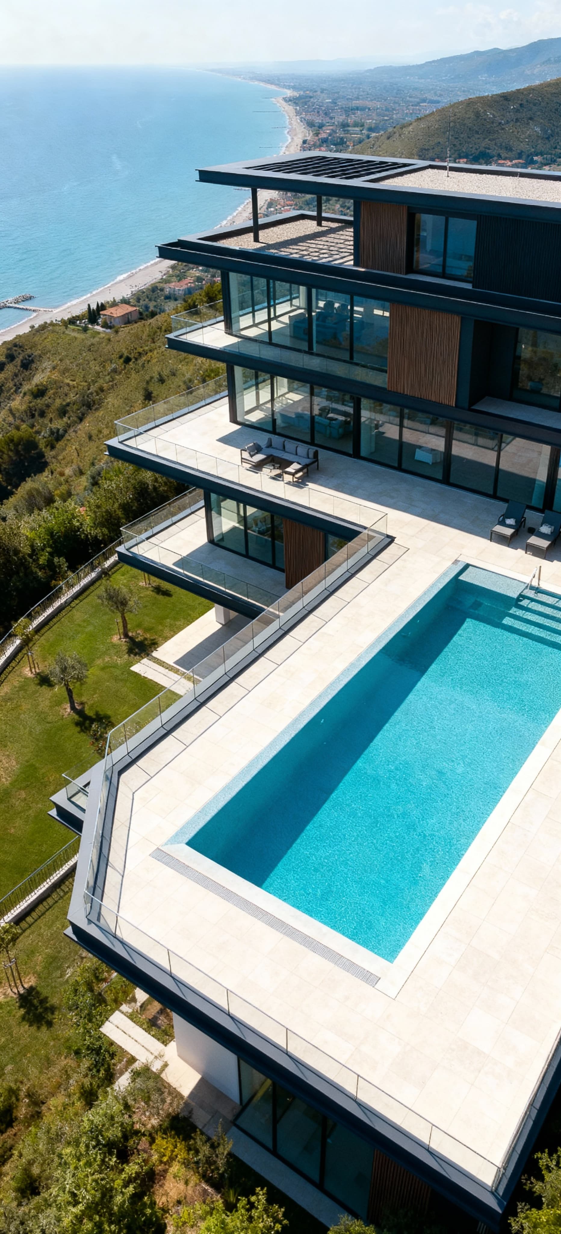 Attico di lusso a Pescara con vista sul mare Adriatico, terrazza con piscina, design in vetro e acciaio, angolo a volo d'uccello.