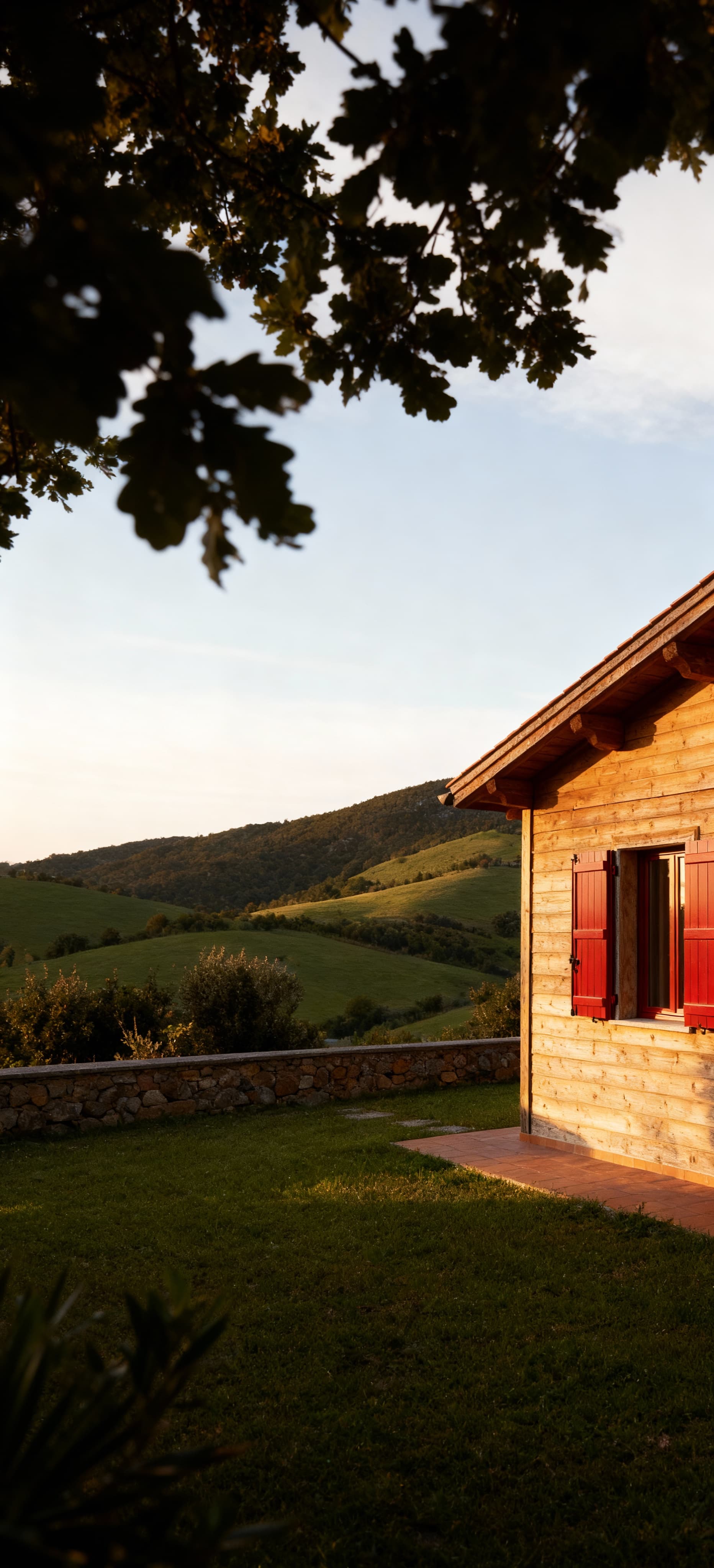 Casa indipendente in vendita a Marciana, Livorno, con facciata in legno e coppi rossi, immersa in un paesaggio collinare verde.