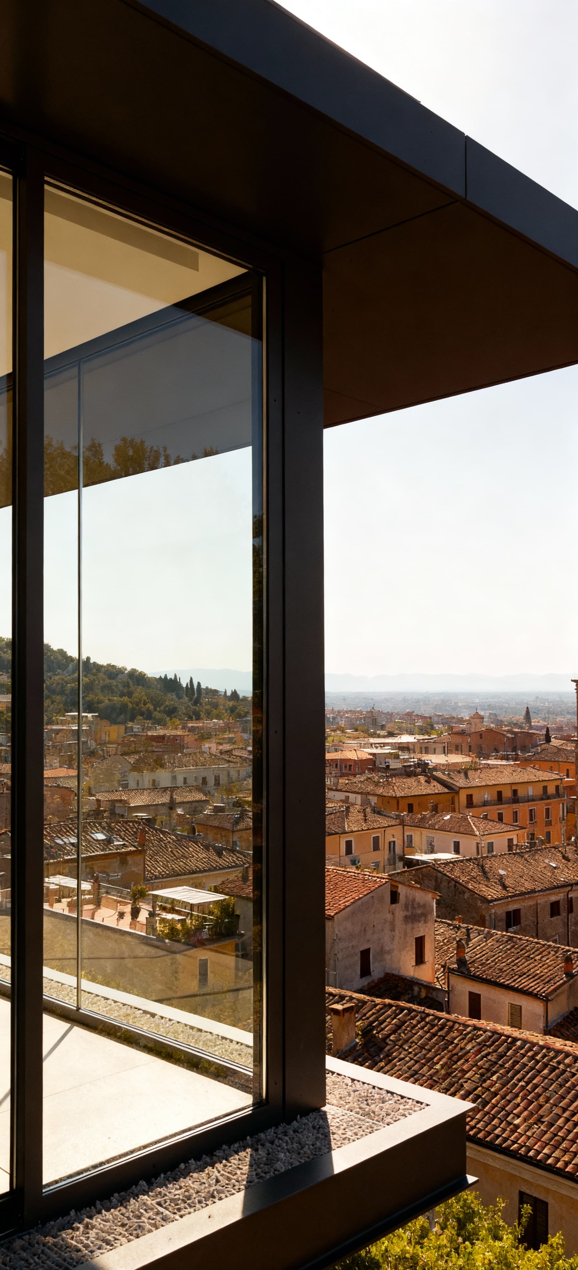 Attico moderno in vendita a Padova, vista panoramica sul centro storico e eleganza degli interni illuminati.
