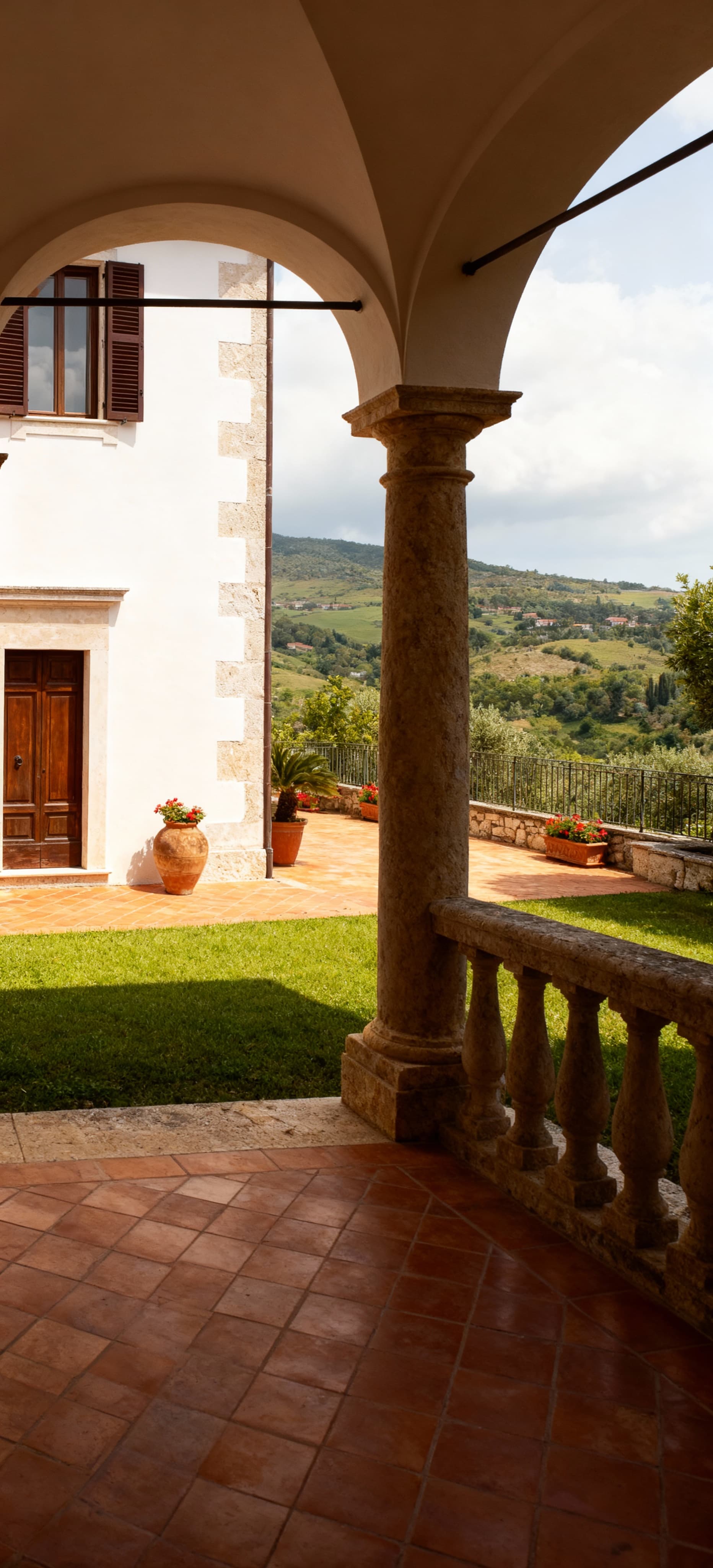 Immobili di prestigio in Calabria, Cosenza: dimora storica tra colline, dettagli architettonici e atmosfera accogliente.