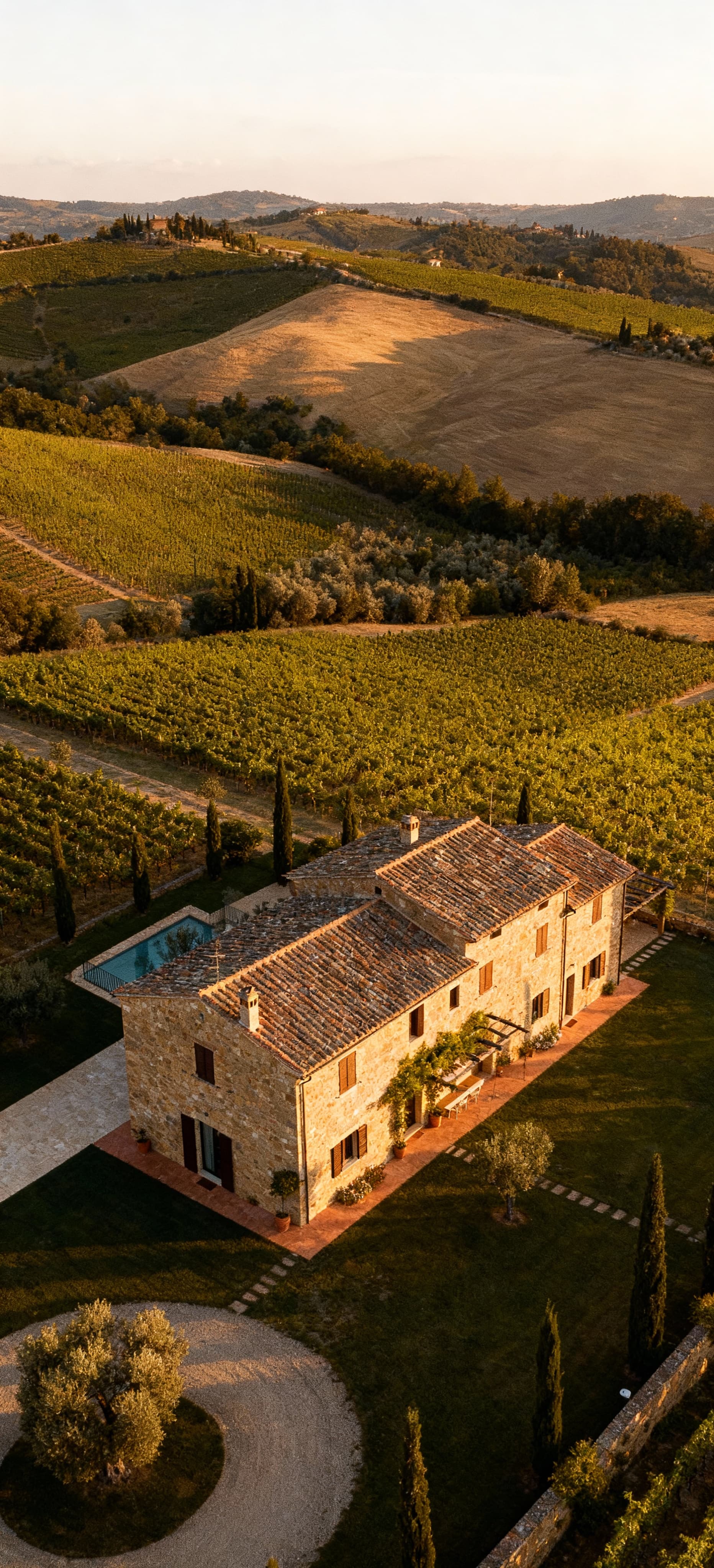 Prestigious country houses for sale in Umbria, surrounded by lush landscapes, offering elegance and timeless investment potential.