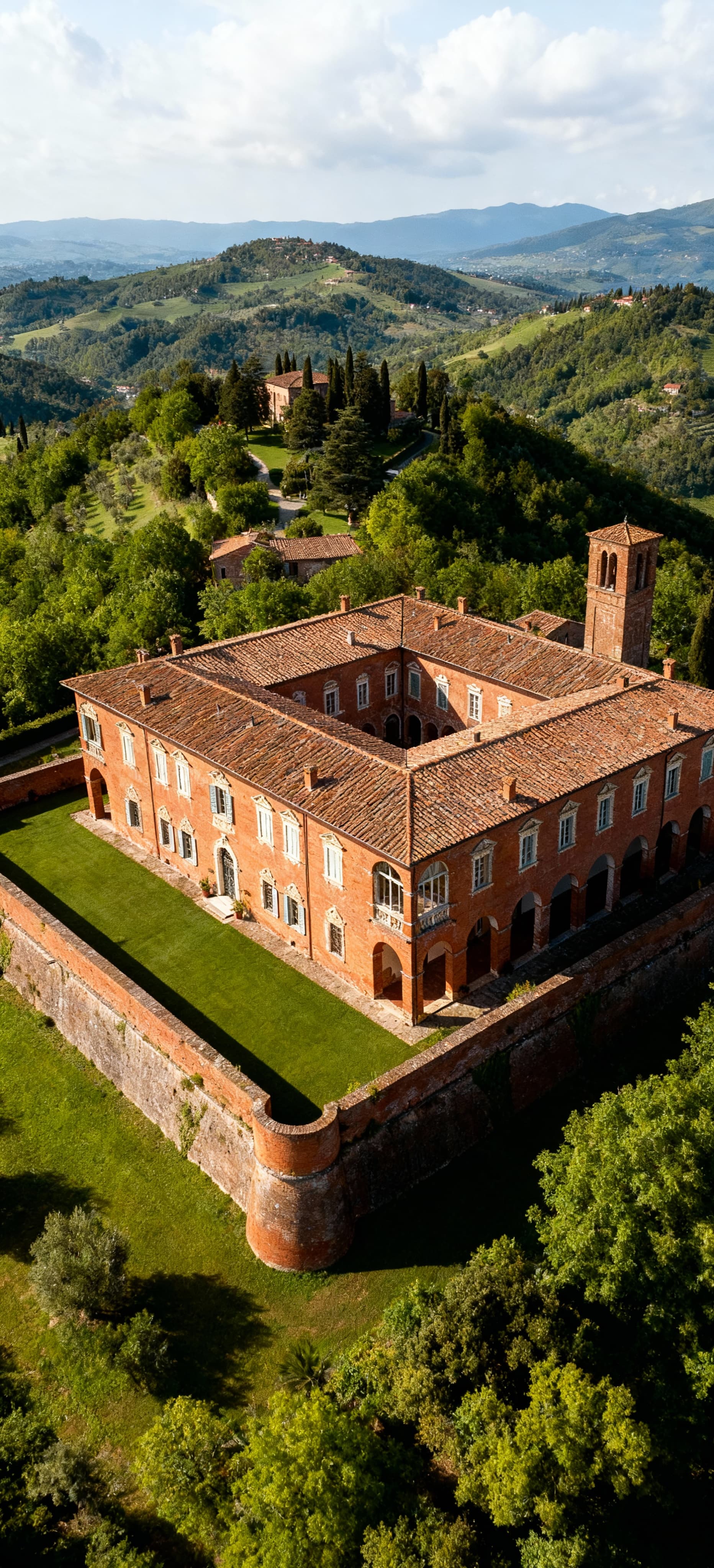 Independent houses for sale in Lucca, a charming Tuscan city rich in history, culture, and picturesque landscapes.