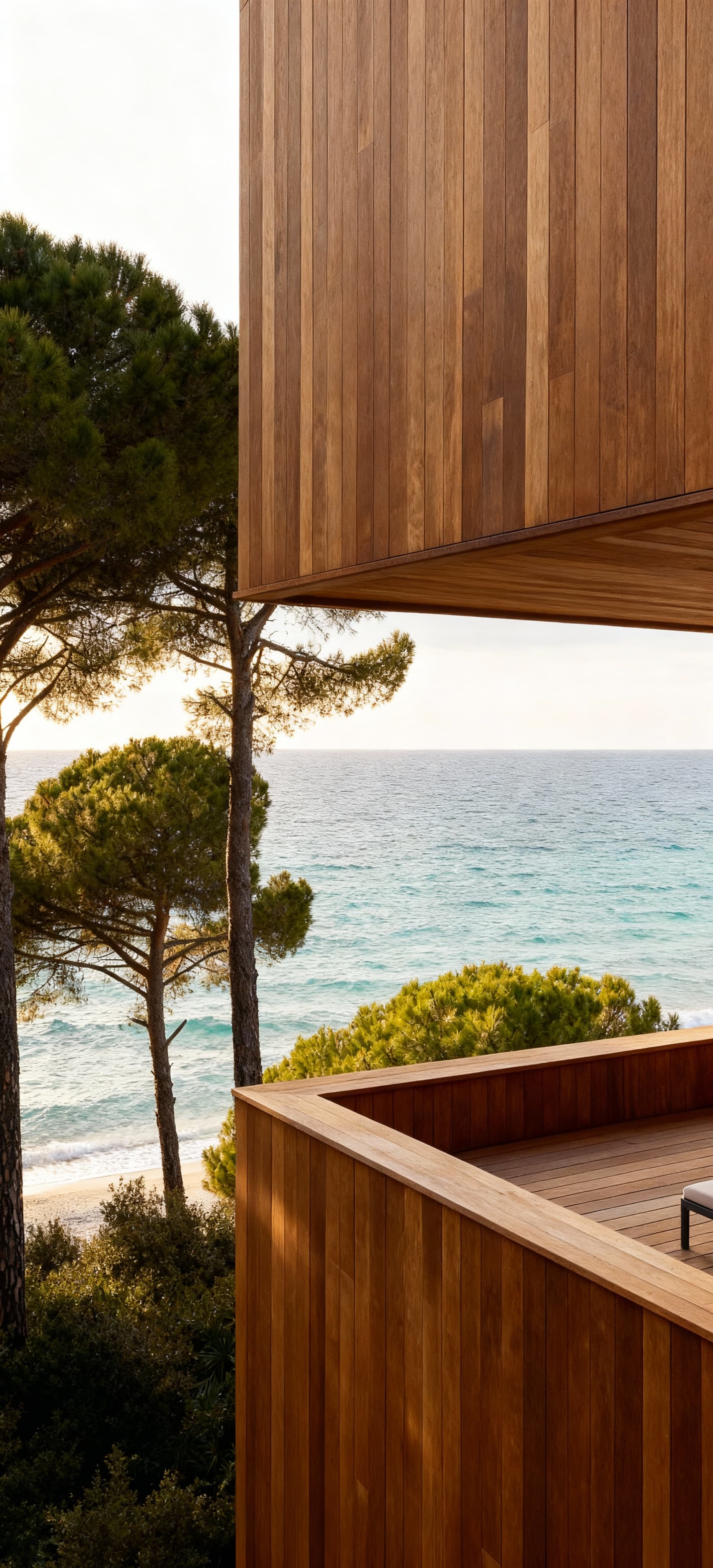 Albergo di lusso sulla spiaggia in Versilia, pareti in legno, terrazze sul mare e luce invernale che esalta l'architettura.