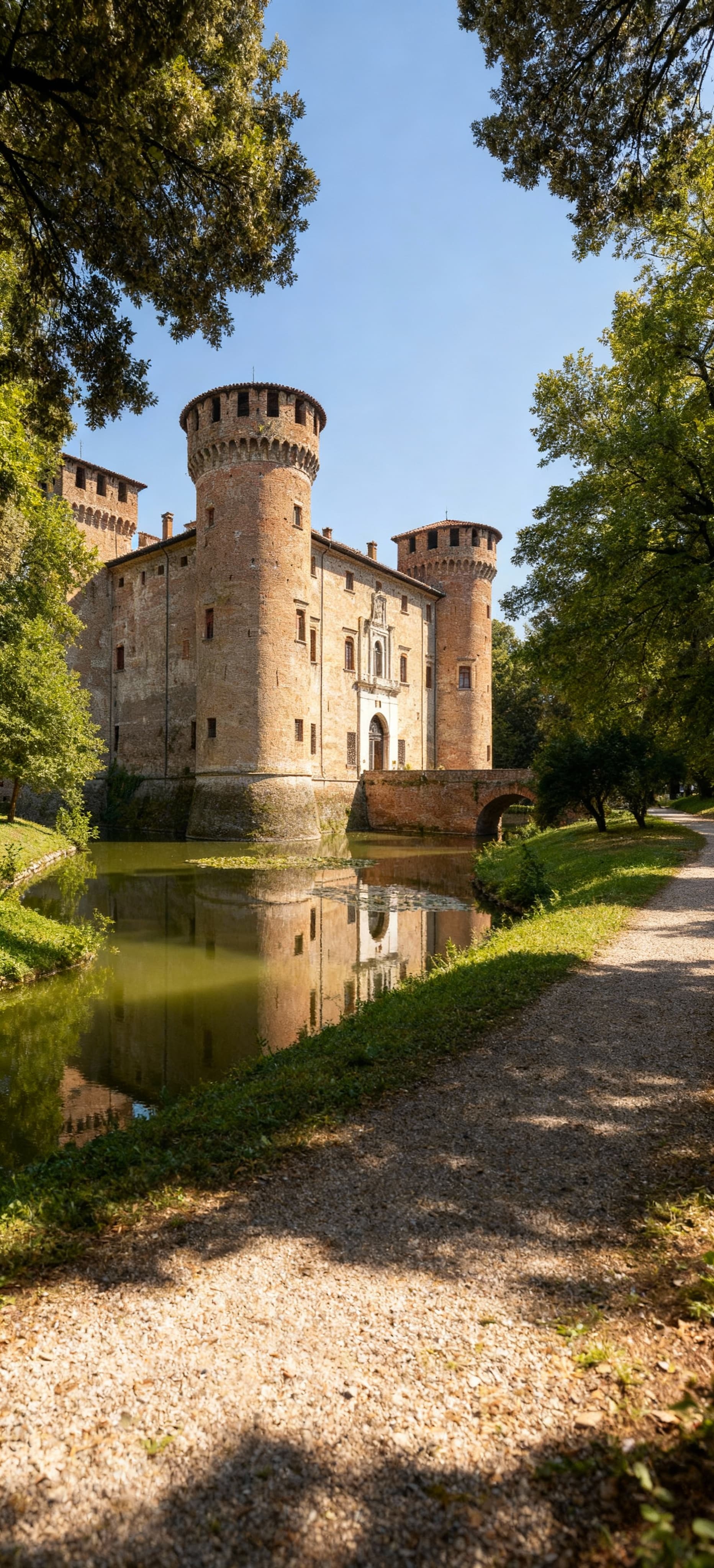 Castello medievale in Alessandria, circondato da parco secolare e laghetto, evidenziato da luce naturale. Case indipendenti in vendita a Versilia.