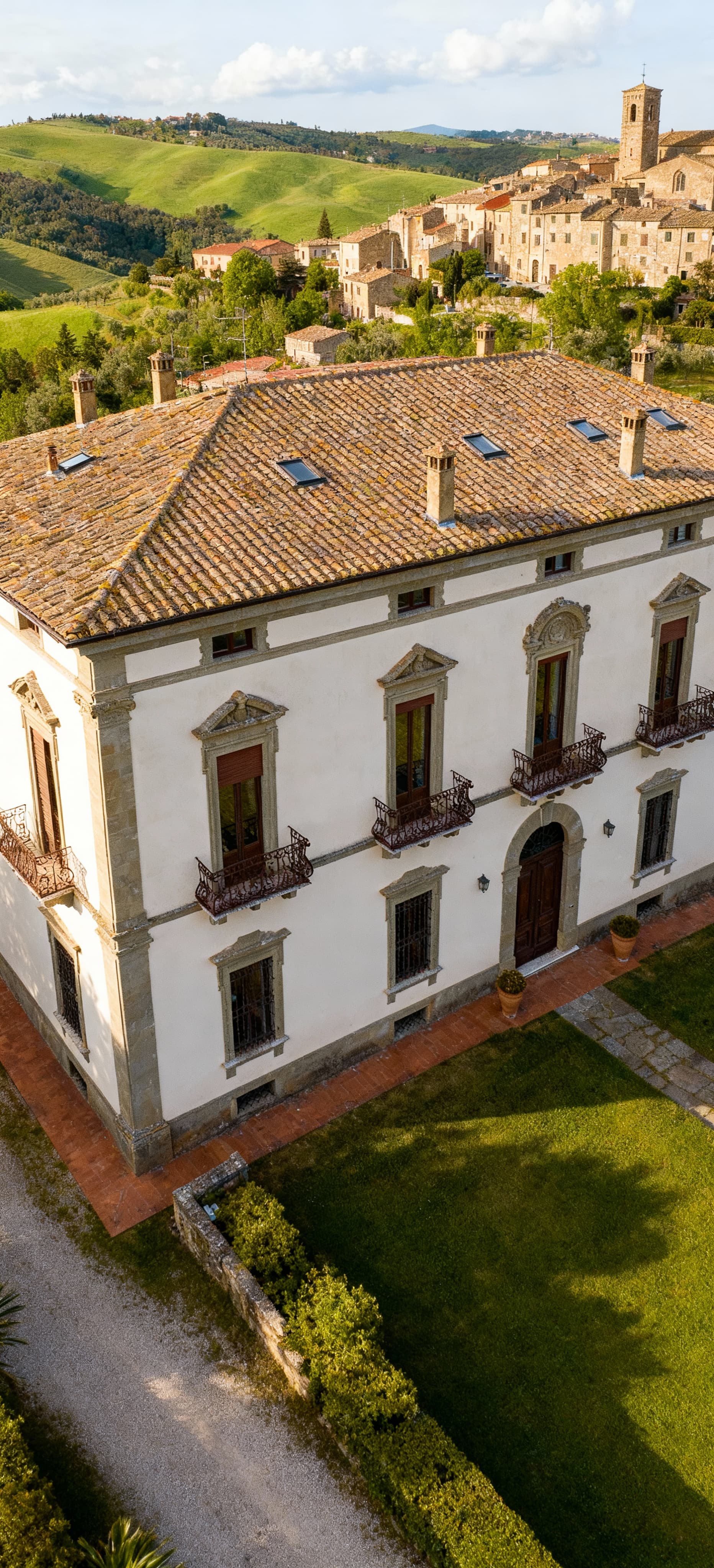 Hotels for sale in Grosseto, Tuscany, showcasing stunning landscapes, historic architecture, and a vibrant cultural heritage.