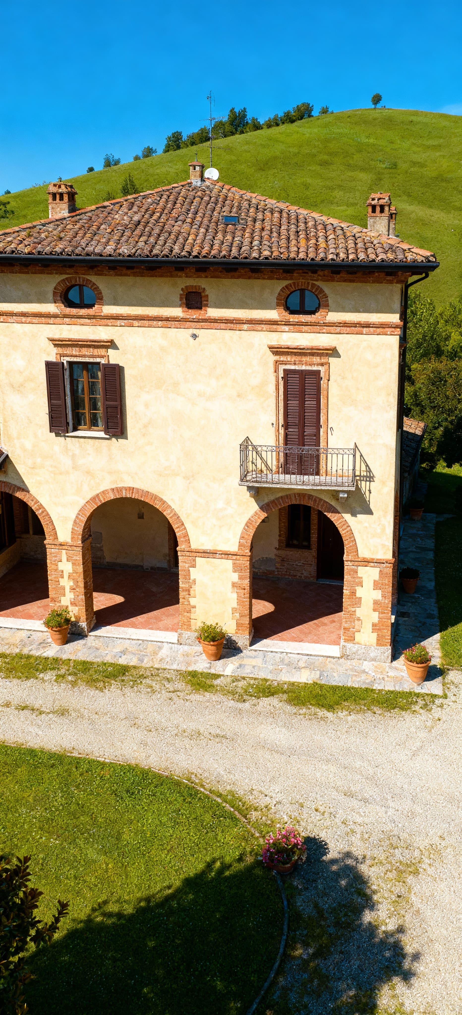 Luxury villas for sale in the Piacenza countryside, featuring expansive private gardens and picturesque landscapes.