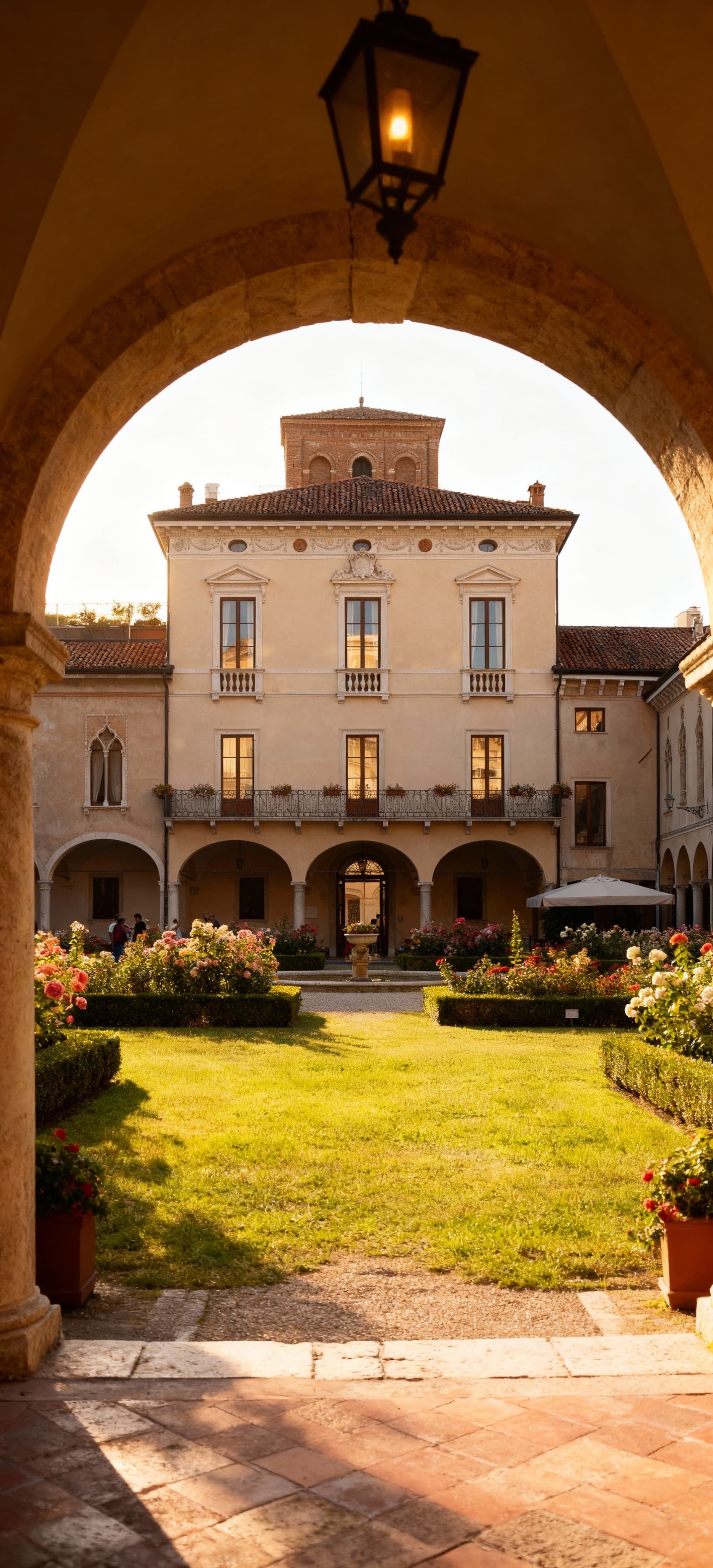 Villa signorile a Padova, affacciata su piazza vivace, circondata da portici storici e giardino fiorito.