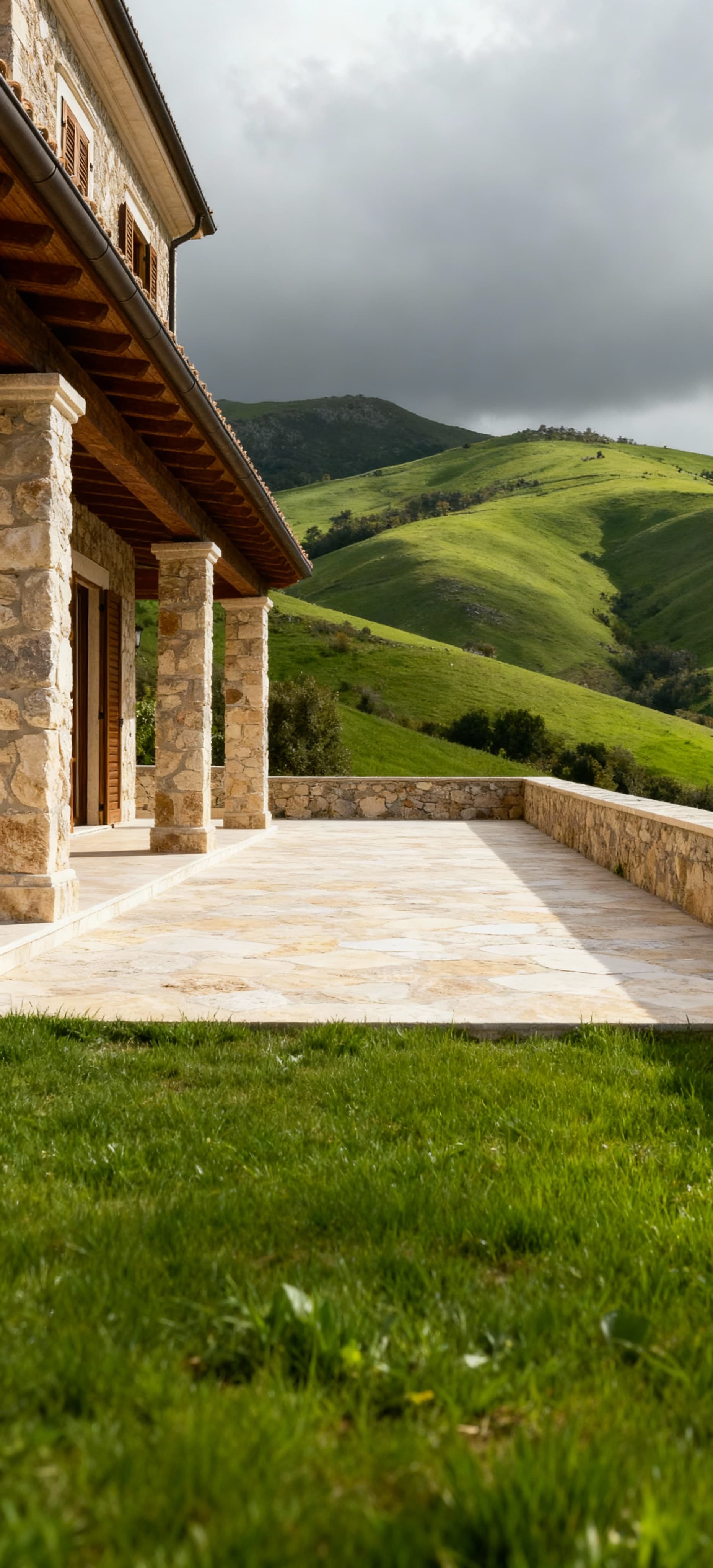 Luxury villas for sale in the mountainous region of Como, featuring stunning lake views and lush green surroundings.