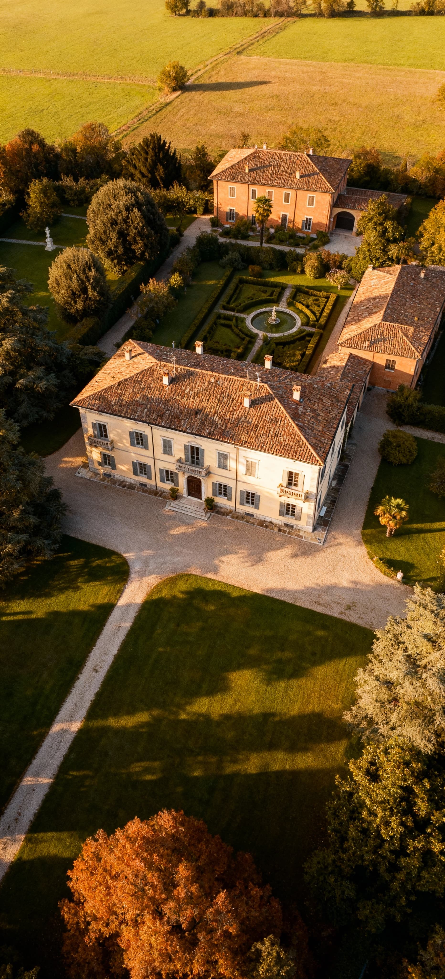 Charming rustic villas for sale in the serene countryside of Modena, Emilia Romagna, surrounded by lush landscapes and vineyards.
