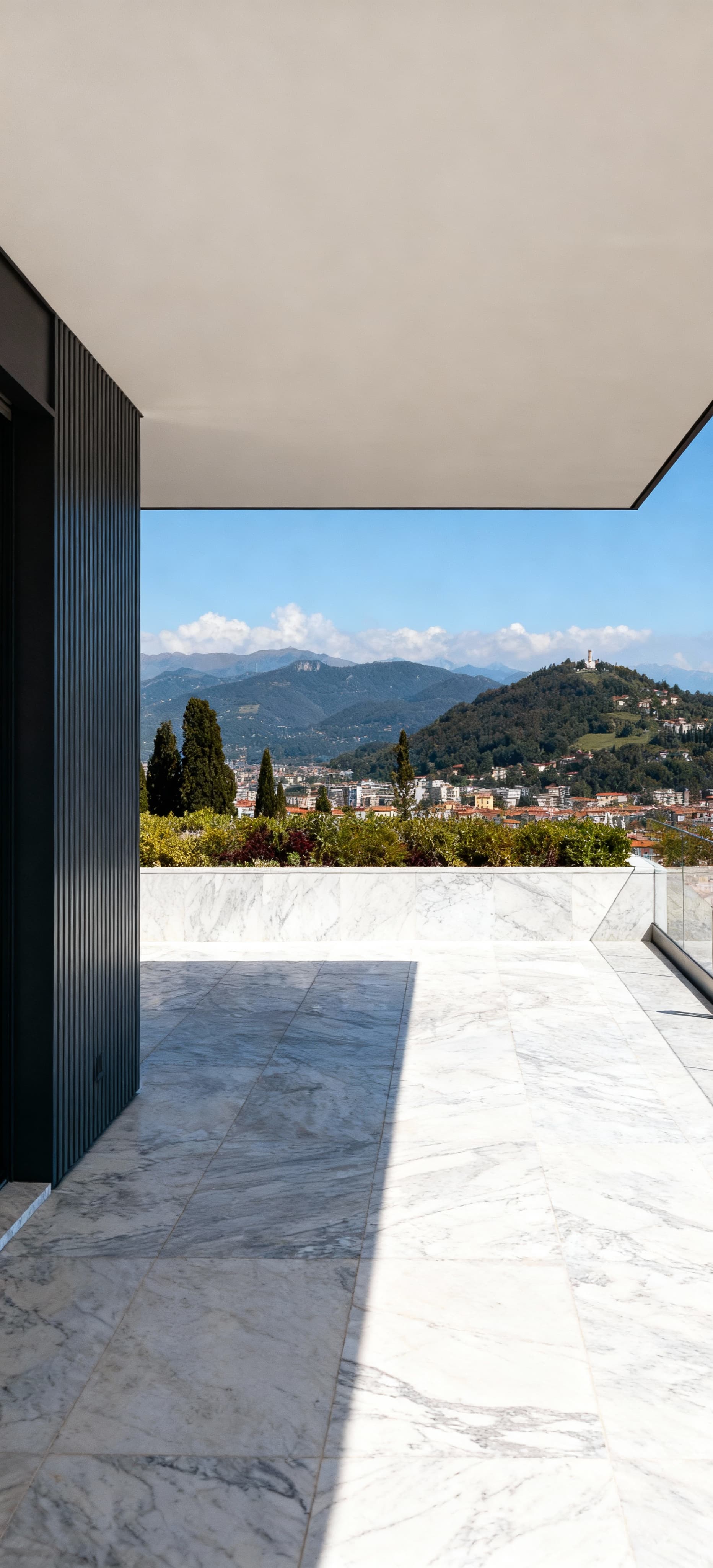 Stunning luxury villas for sale in Como, Lombardy, with breathtaking mountain-lake views and rich cultural heritage.