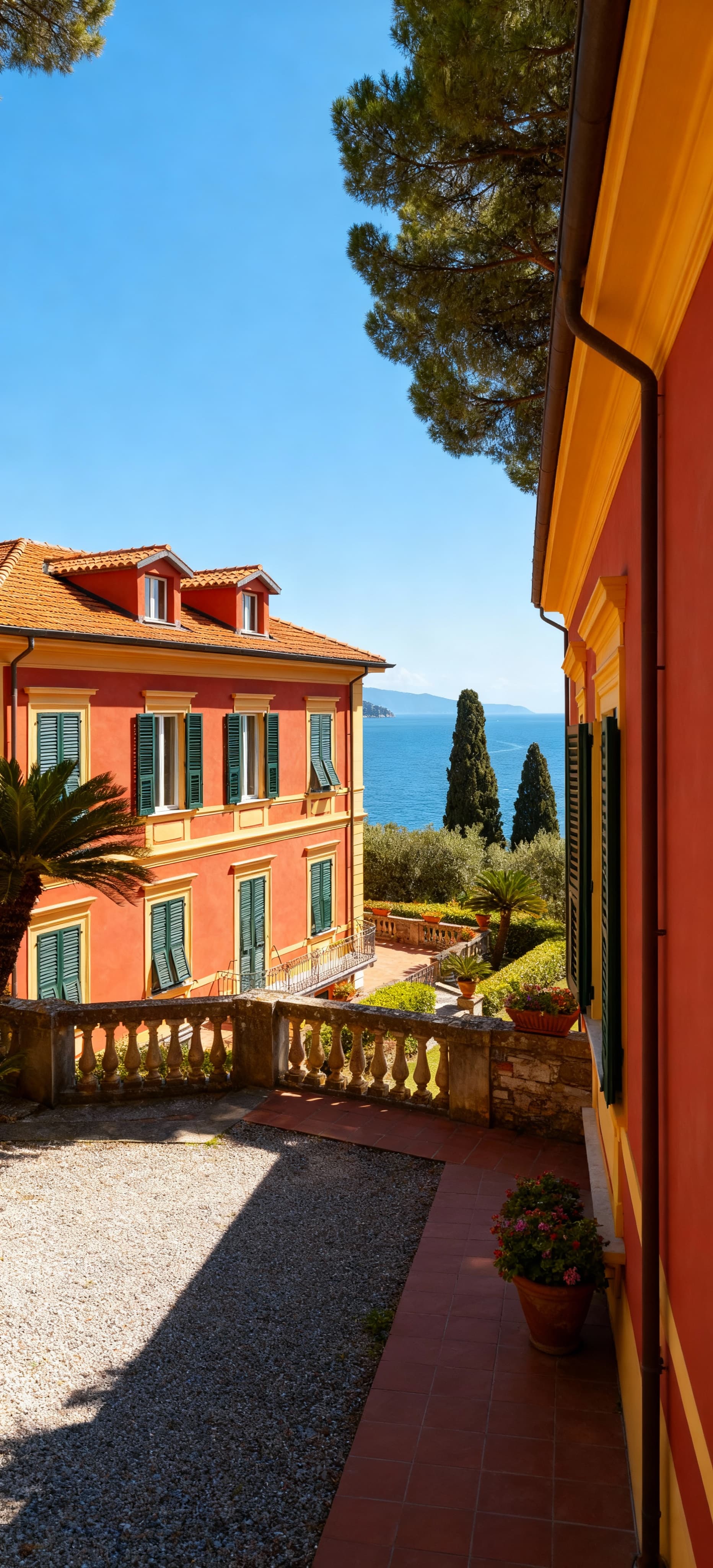 Villa di lusso a Santa Margherita Ligure, vista sul Golfo del Tigullio, giardini curati e colori vivaci in un'atmosfera serena.