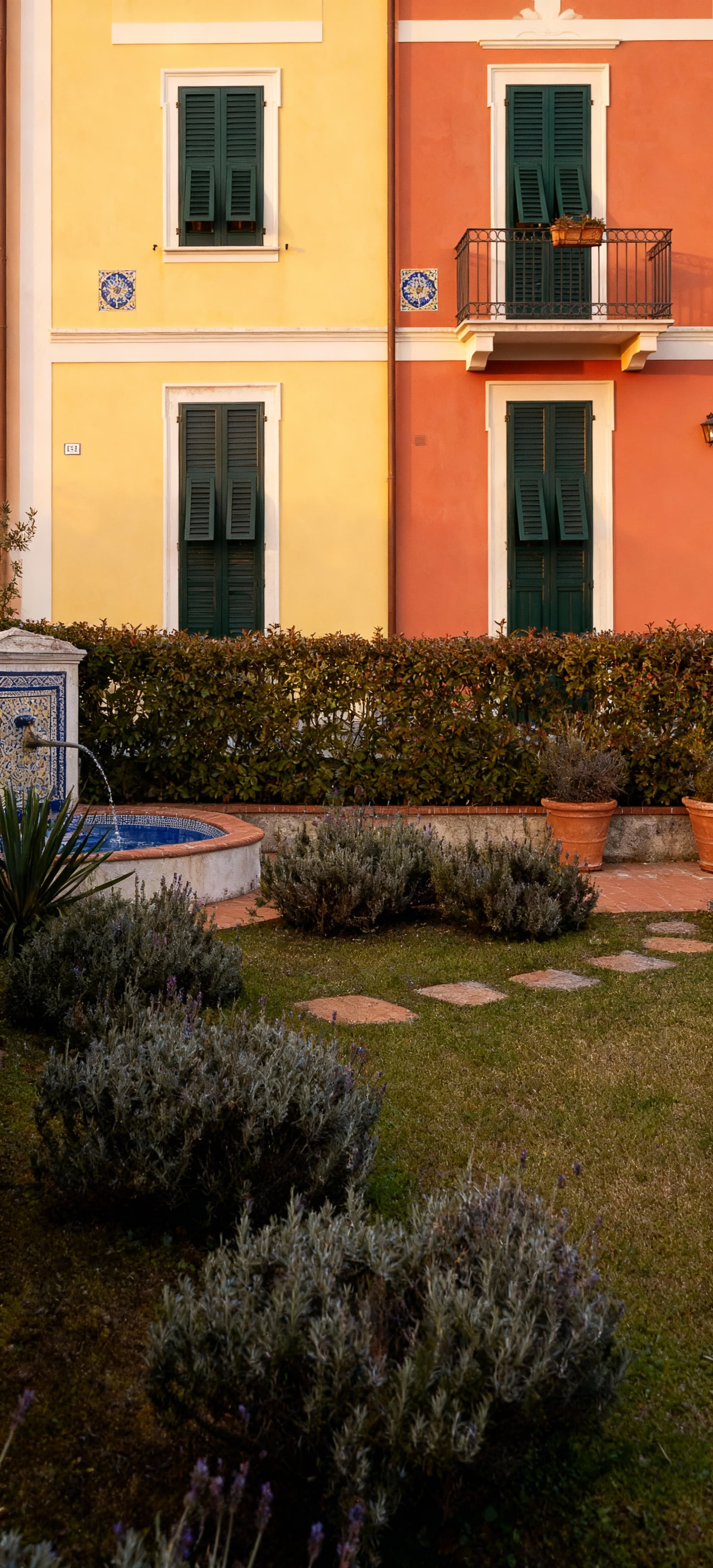 Viareggine in vendita in Toscana, facciate colorate, giardini curati e dettagli in ceramica, luce invernale morbida.